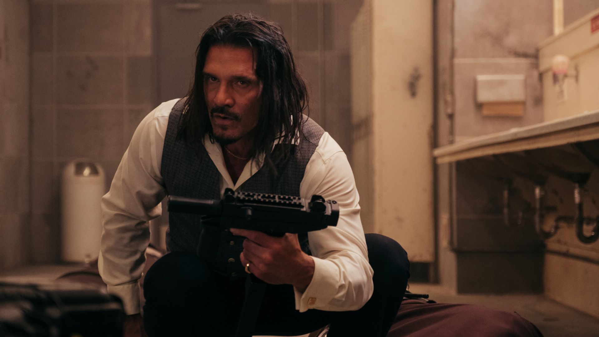 Frank Grillo en la película 'Copshop'
