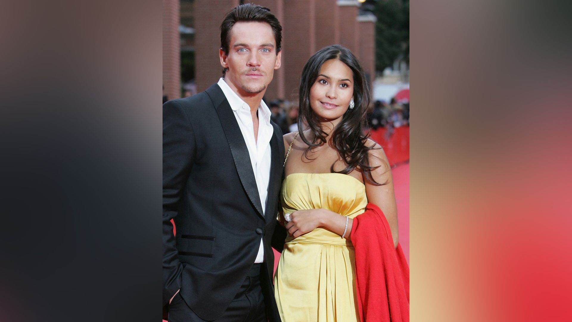 Jonathan Rhys Meyers y Rina Hammer
