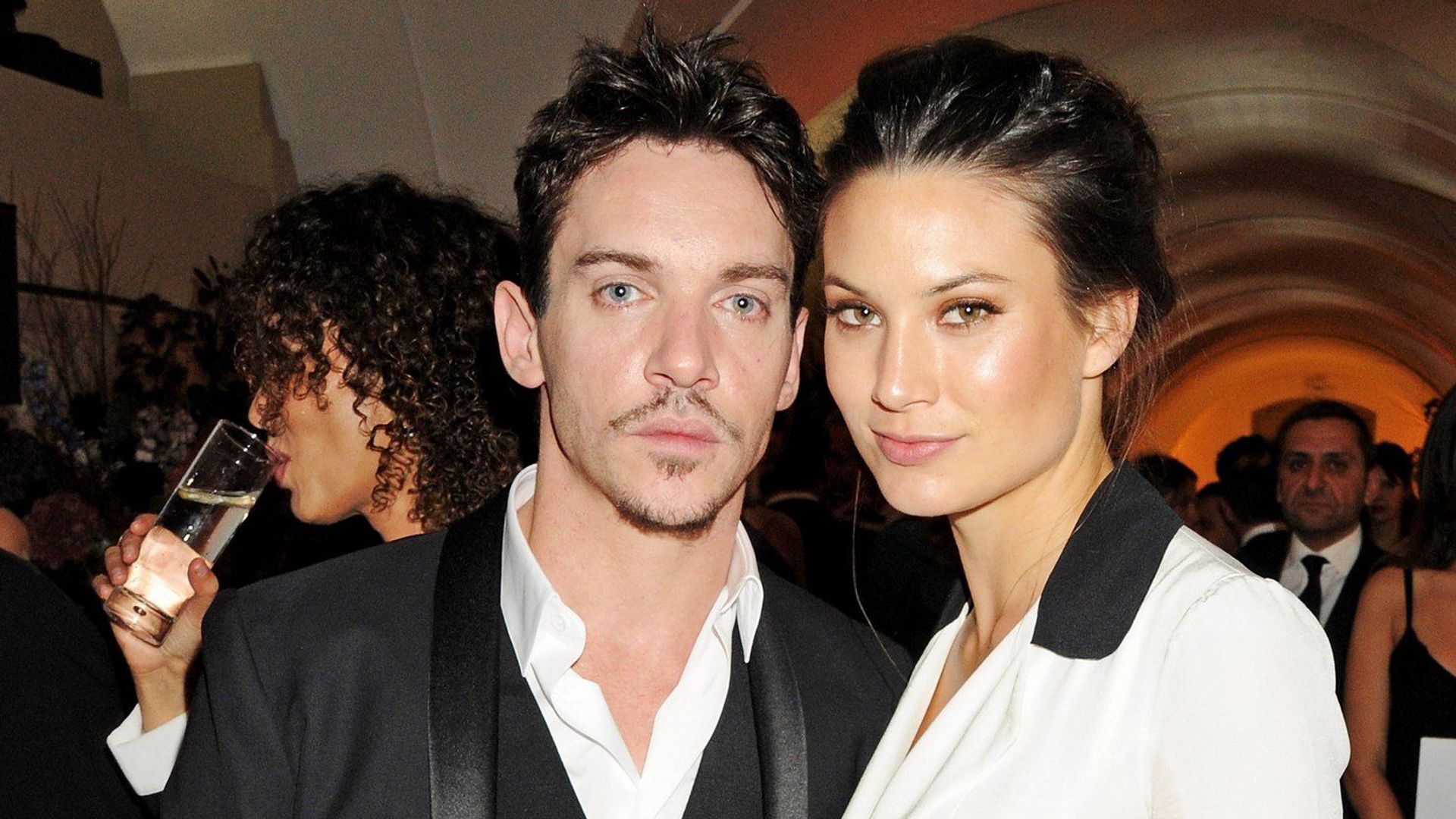 Jonathan Rhys Meyers y Victoria Keon-Cohen