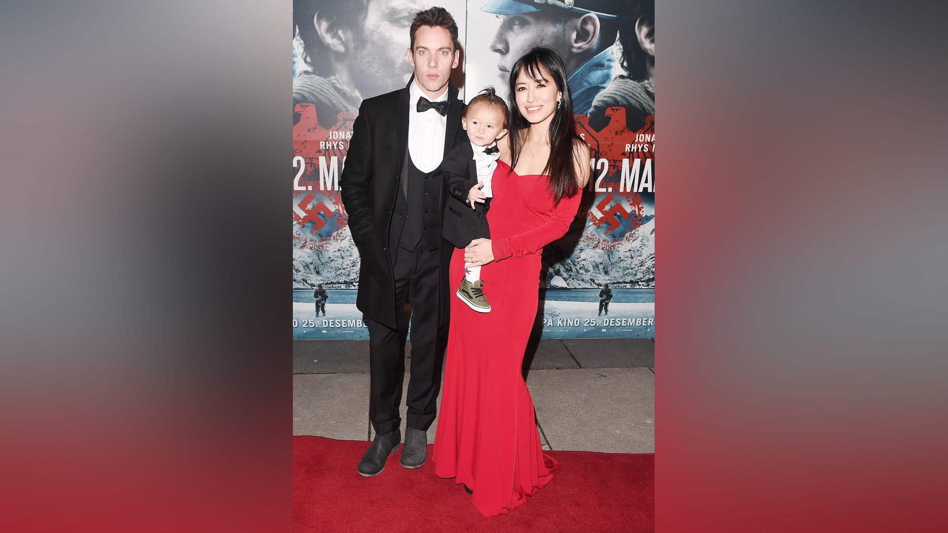 Jonathan Rhys Meyers con su esposa e hijo