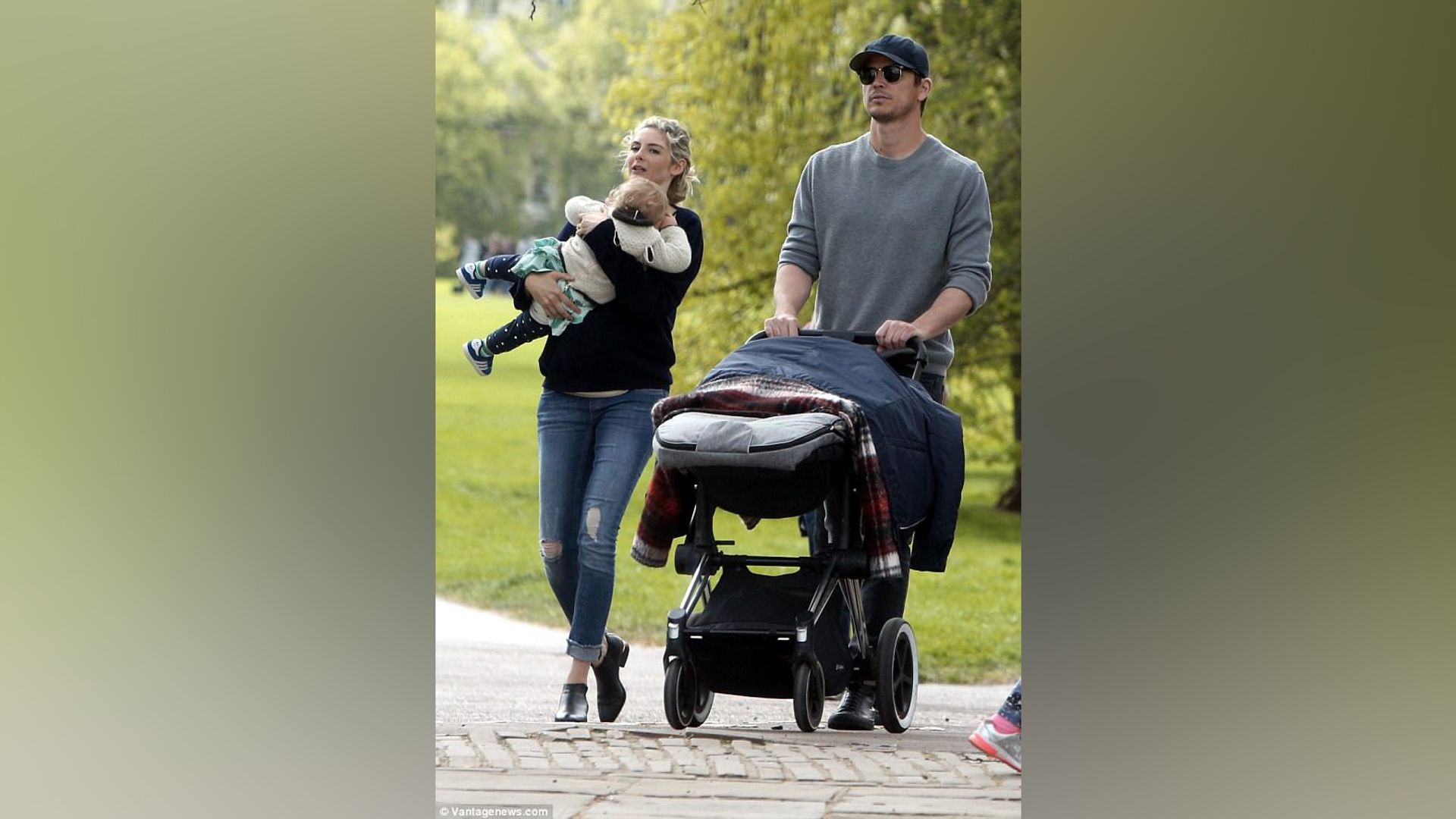 Josh Hartnett con su esposa e hijos