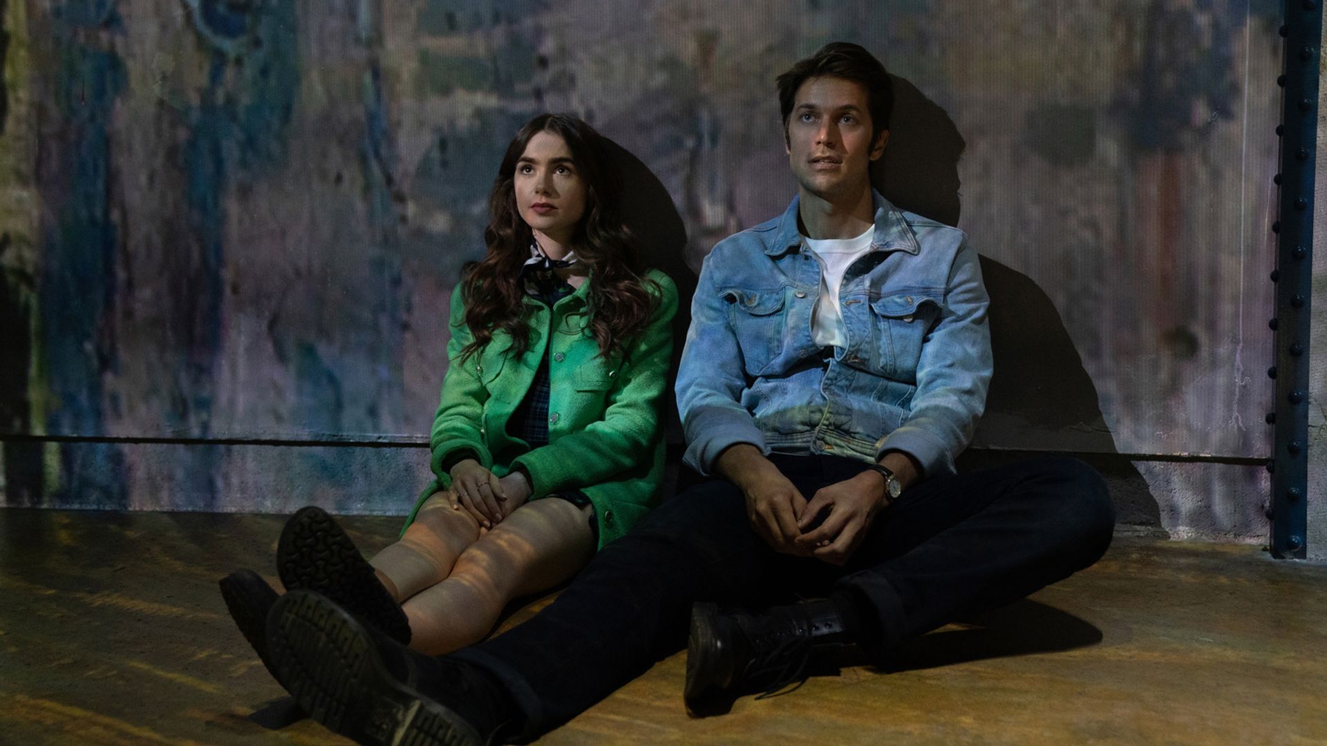 Lucas Bravo y Lily Collins