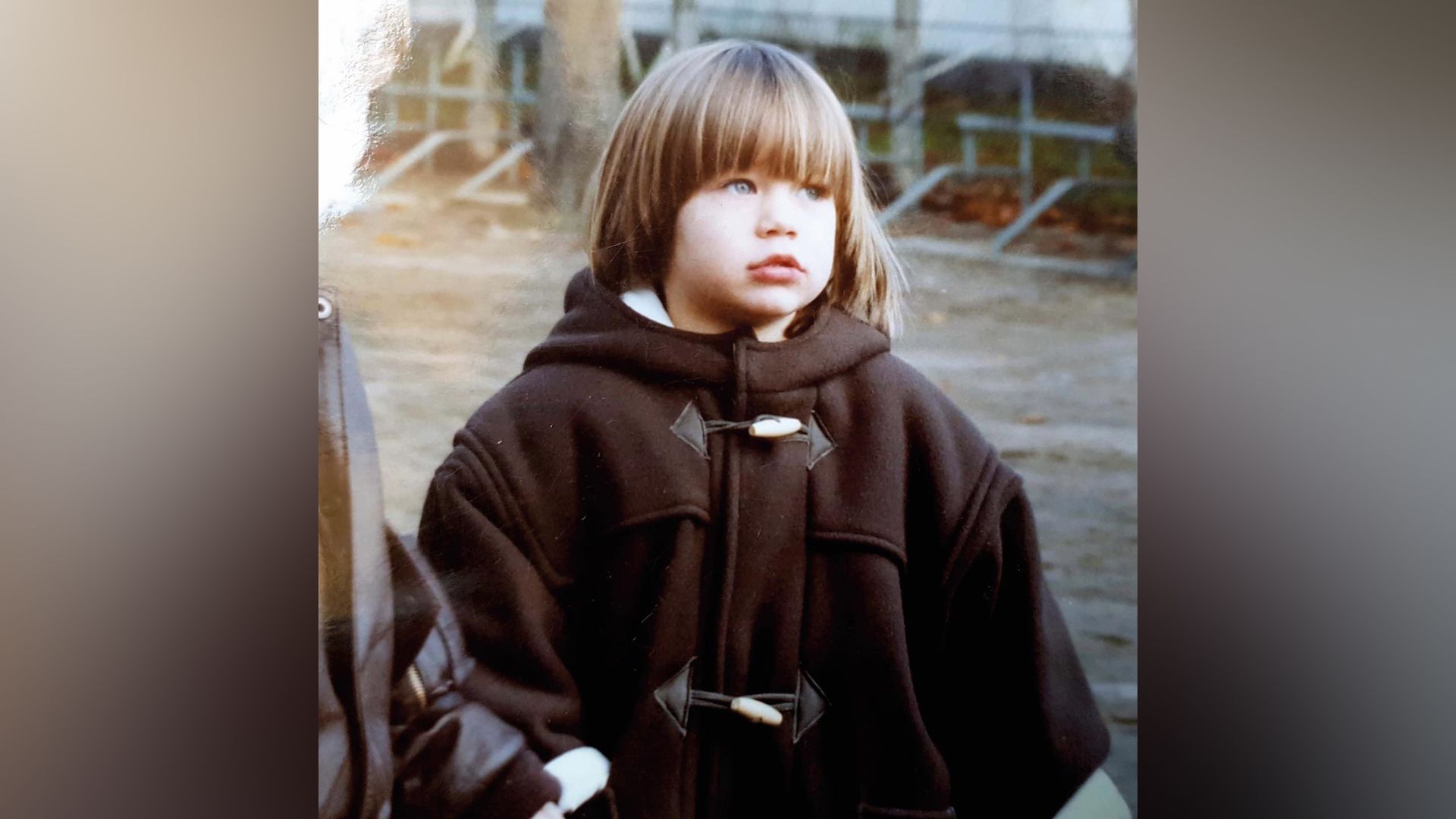Lucas Bravo en la infancia