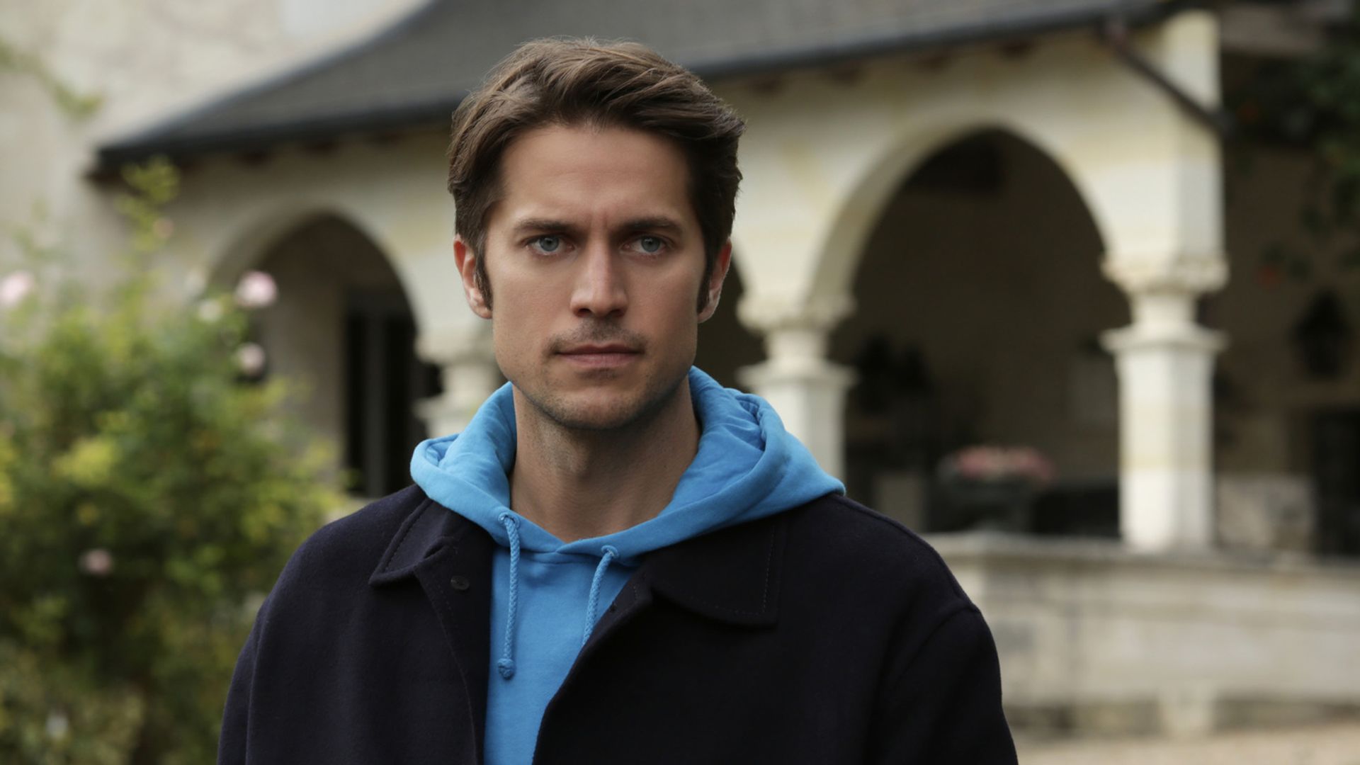Lucas Bravo en "Emily in Paris"