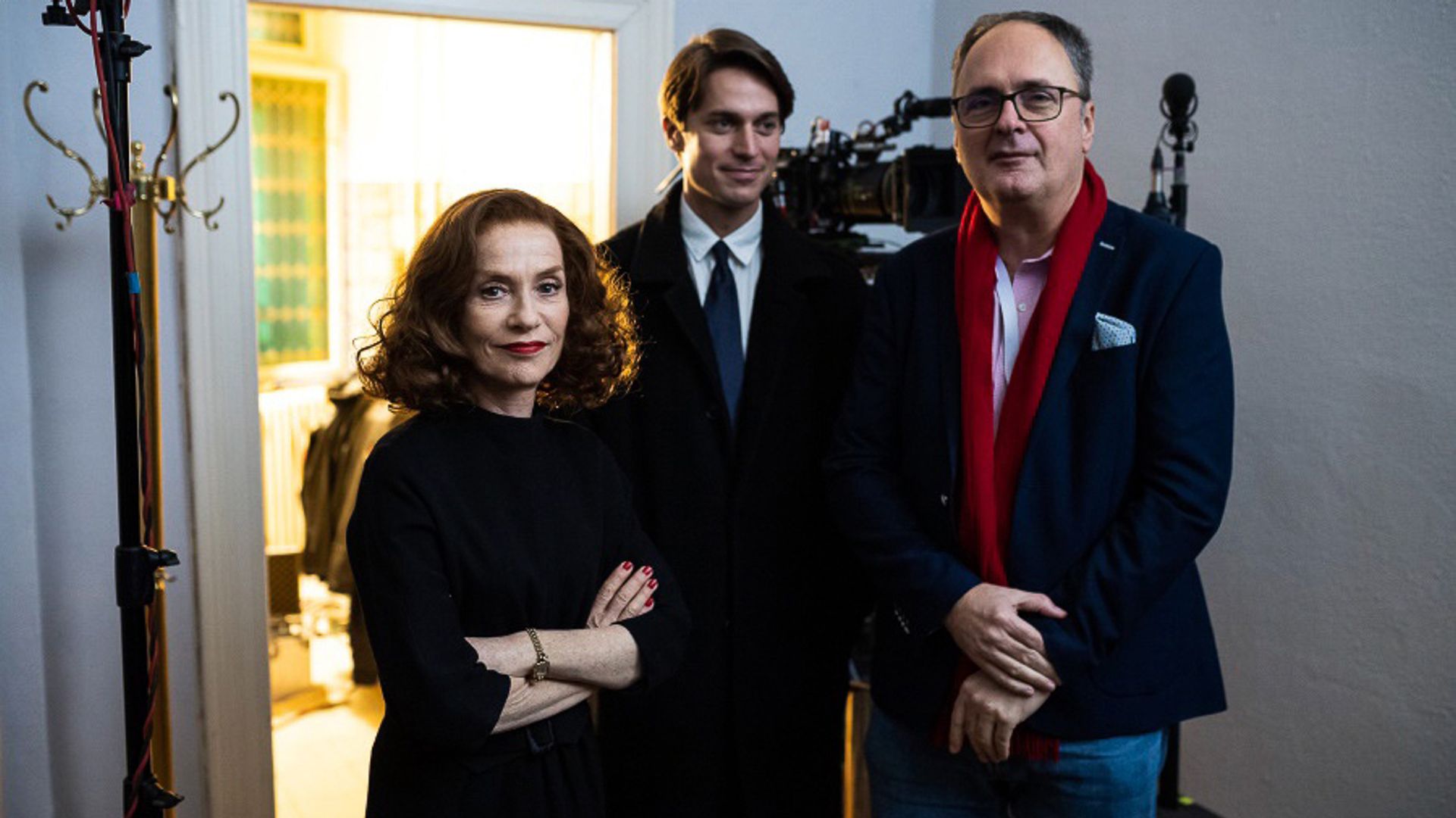 Lucas Bravo en el set de 'Mrs. Harris Goes to Paris'