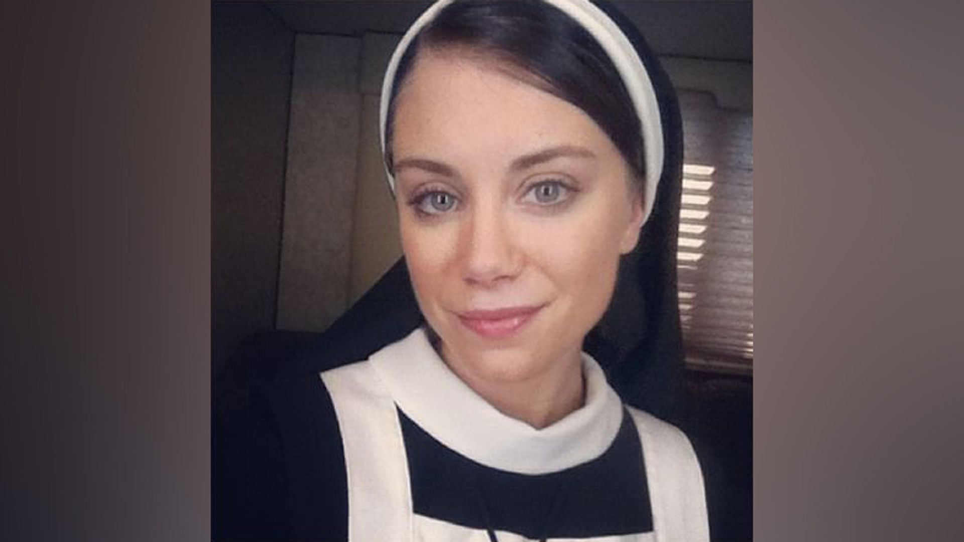 Jennifer Holland en la serie American Horror Story