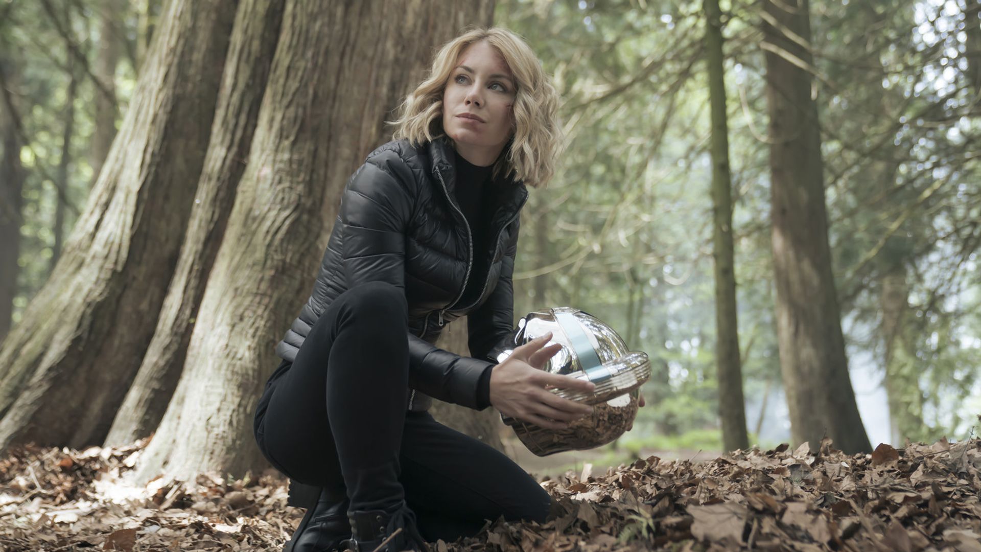Jennifer Holland en la serie Peacemaker