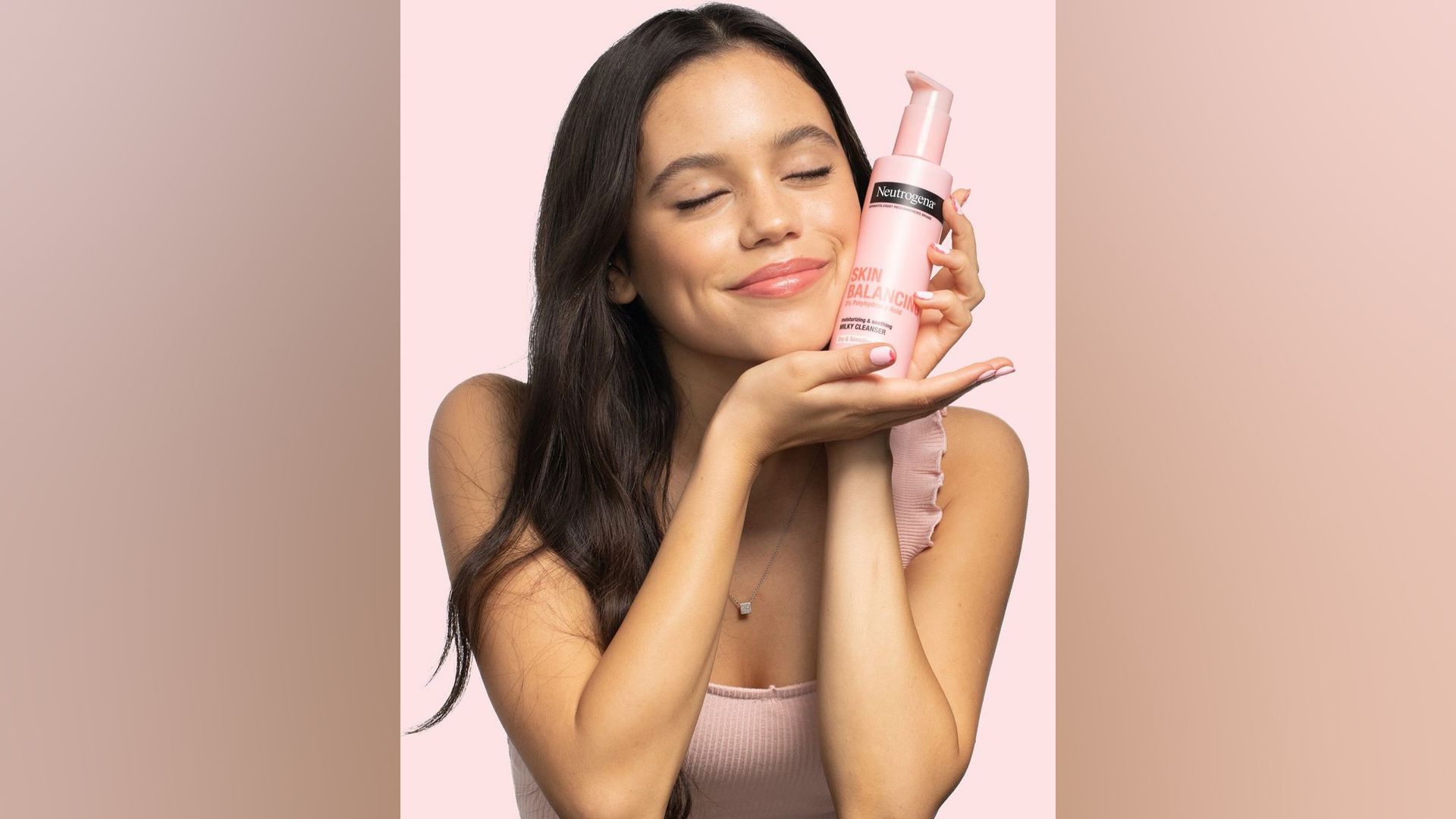 Jenna Ortega en un comercial de Neutrogena