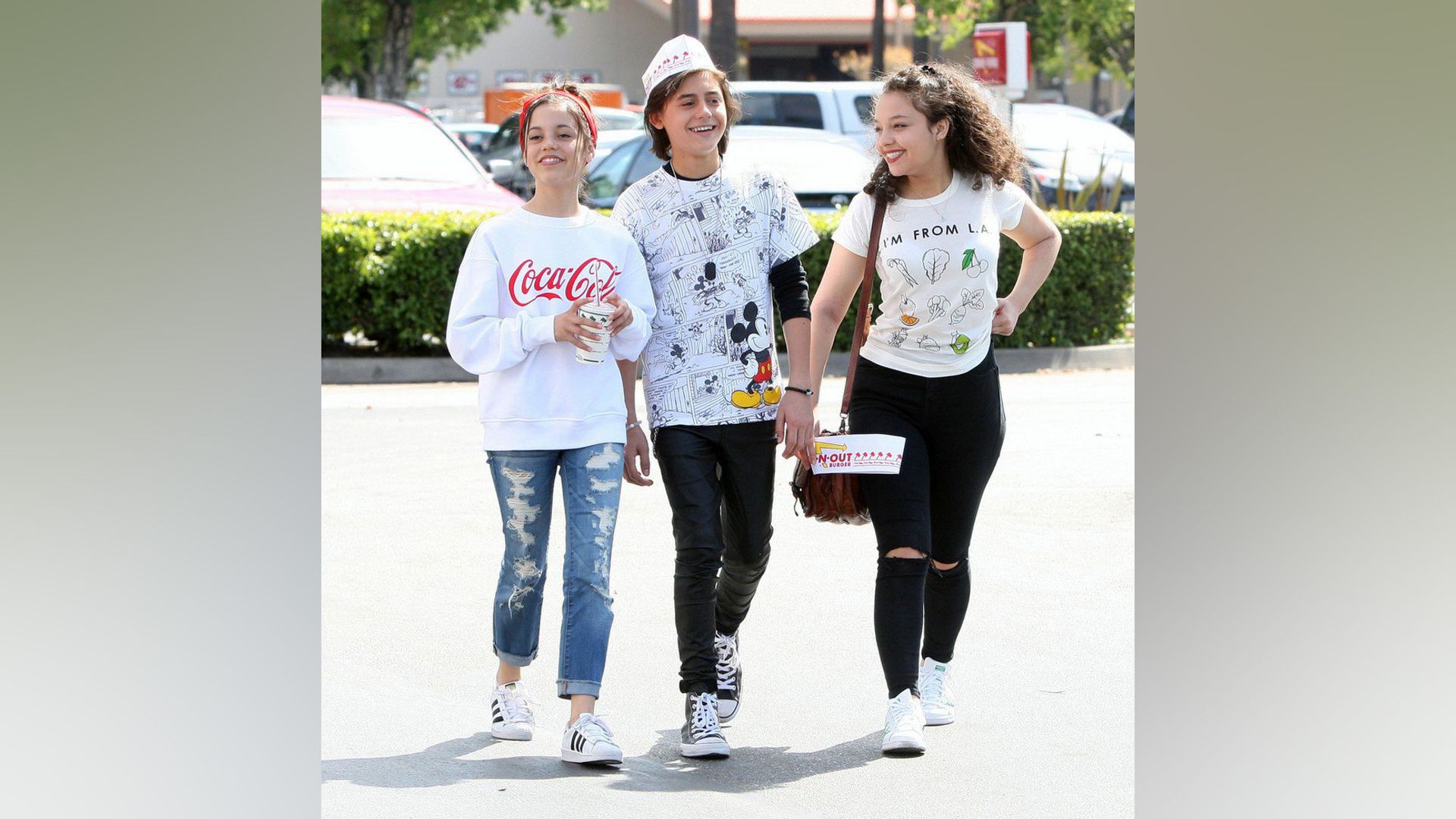 Jenna Ortega paseando con amigos