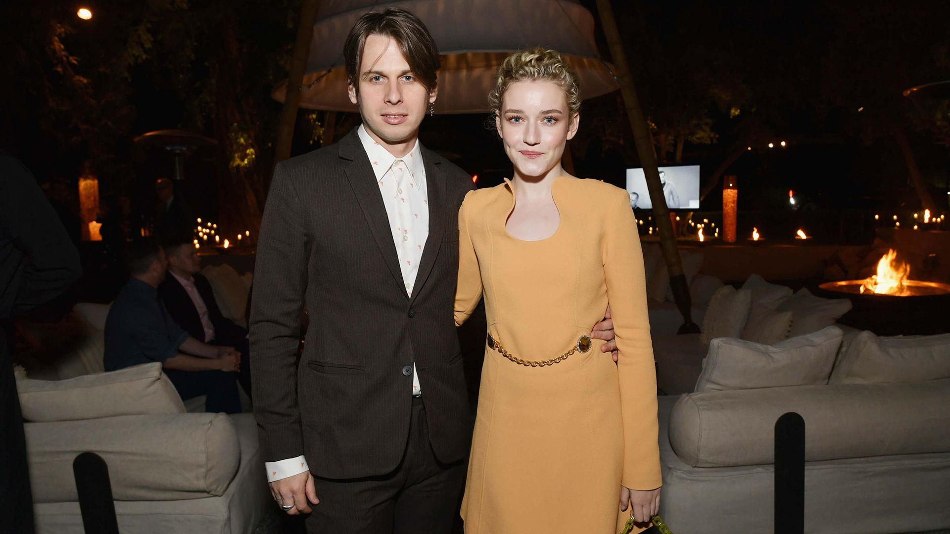 Julia Garner y su esposo Mark Foster