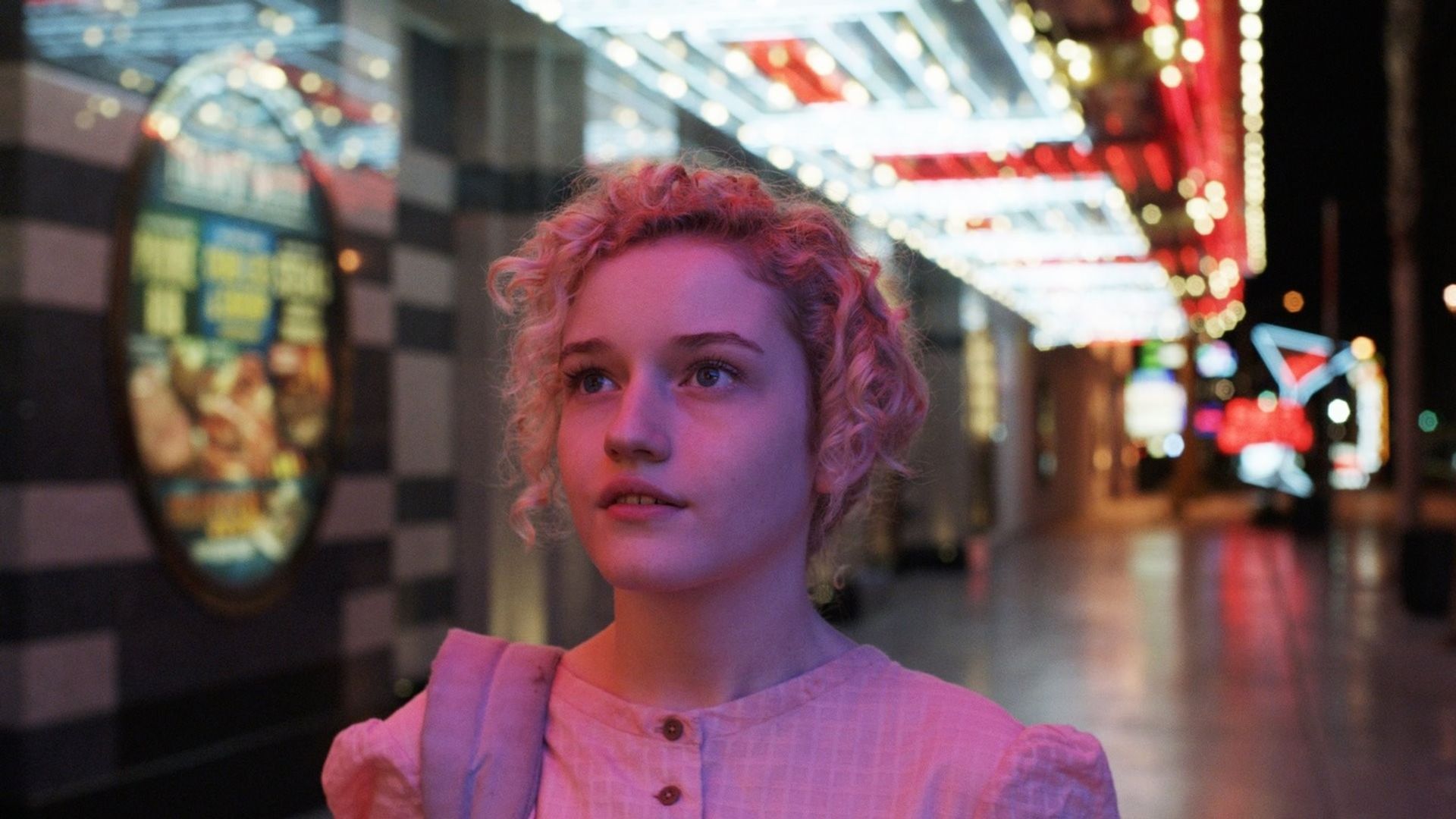Julia Garner en la película "Electrick Children"