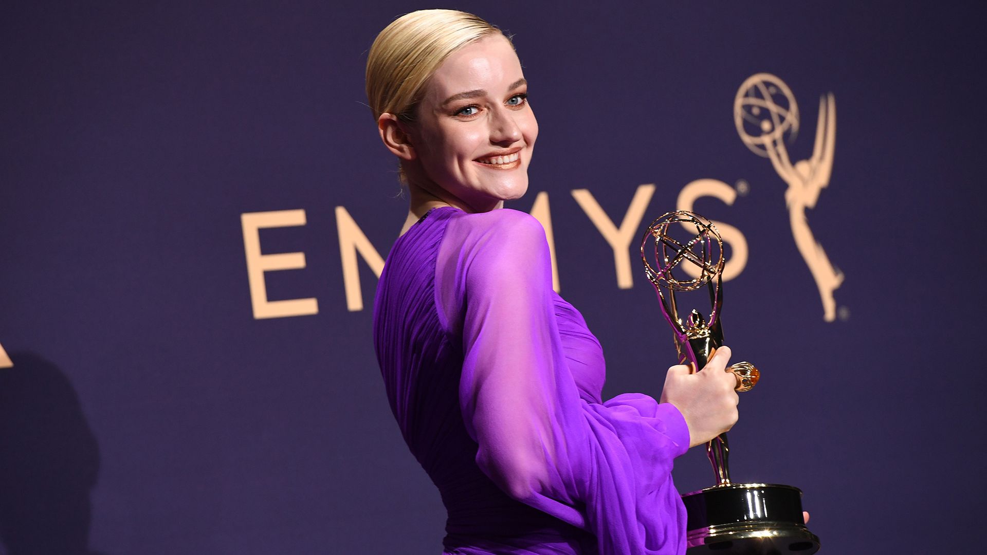 Julia Garner con un premio Emmy por su papel en la serie 'Ozark'
