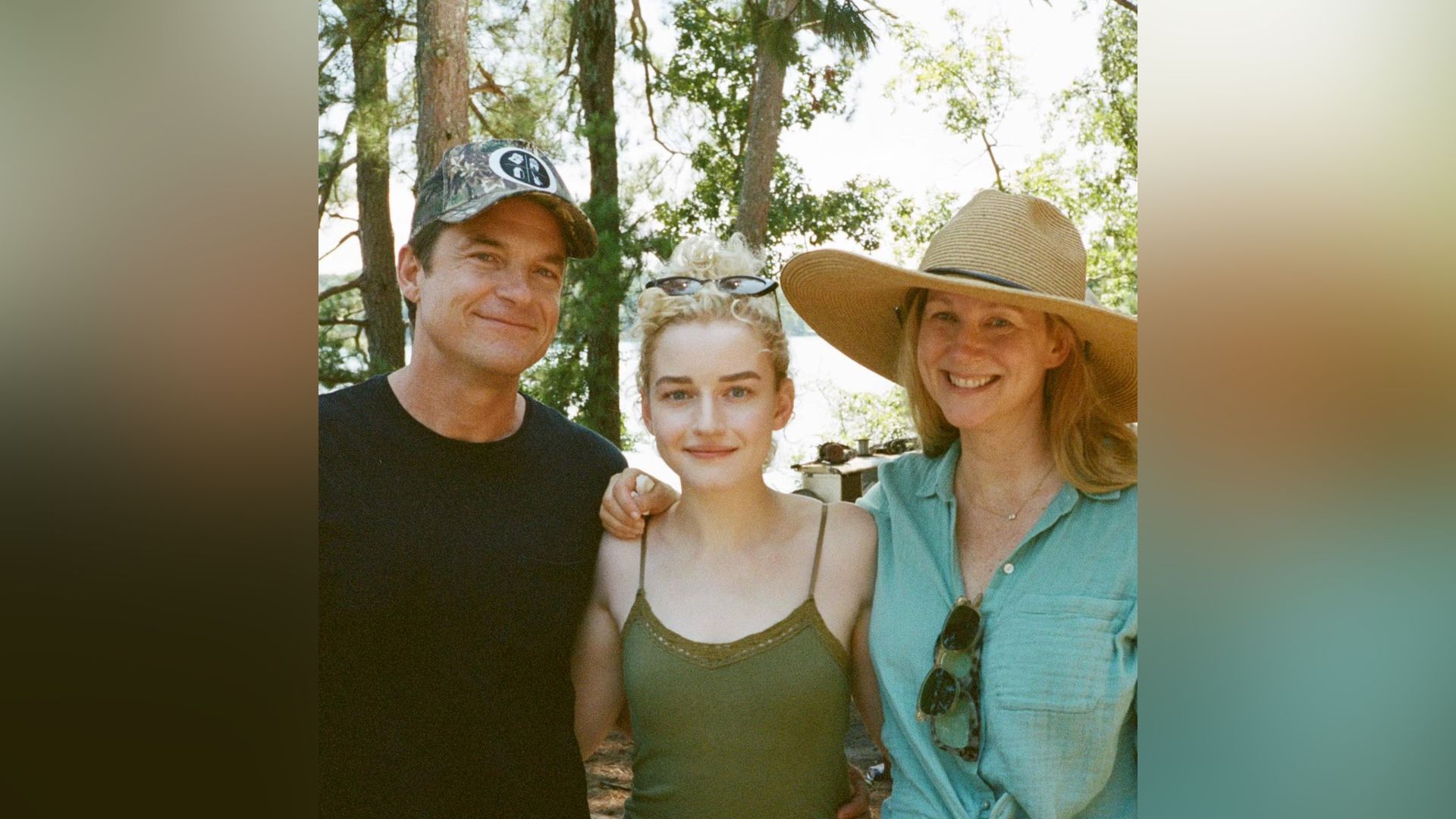 Julia Garner con sus compañeros de reparto de Ozark