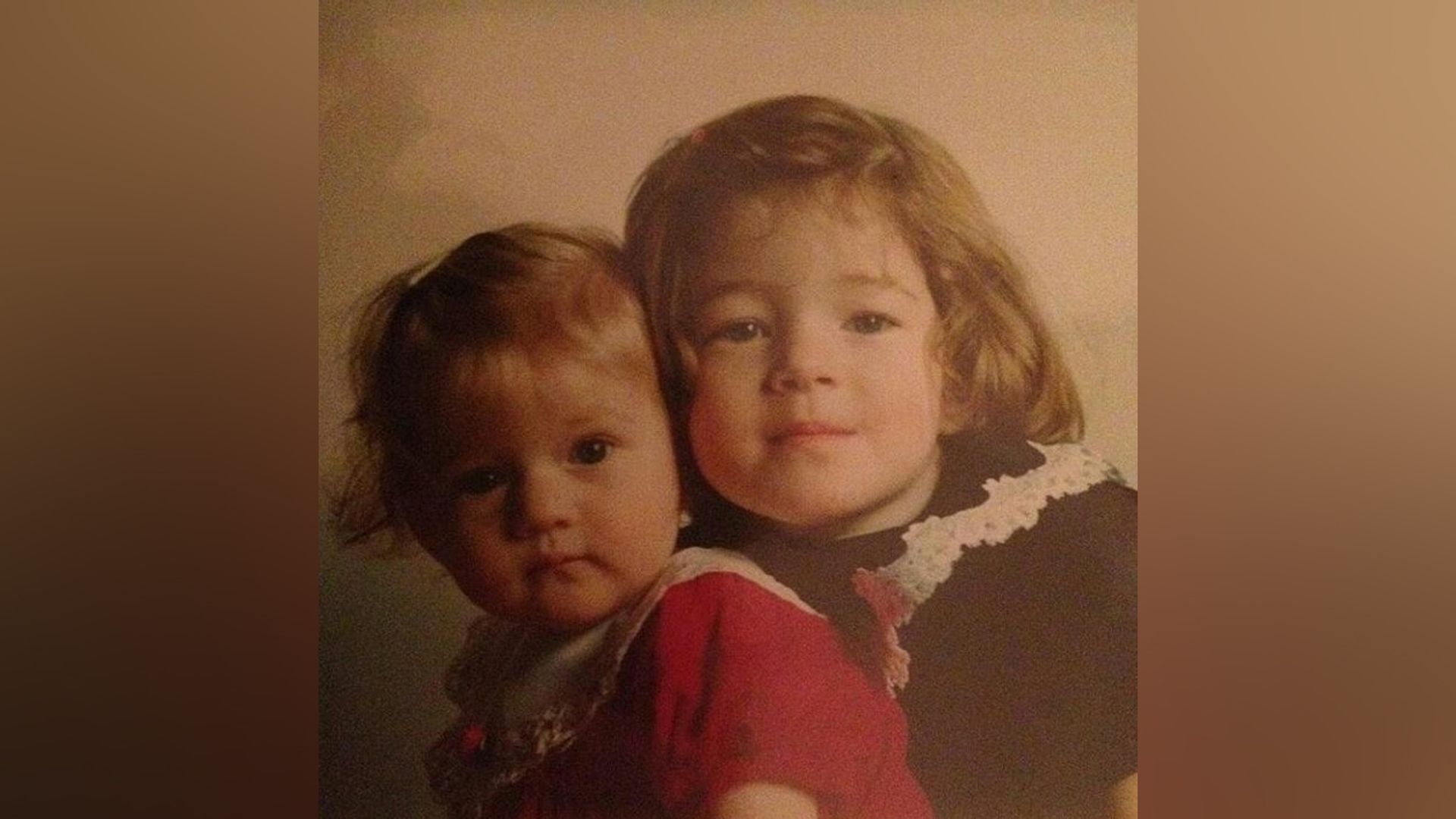 La pequeña Julia Garner con su hermana