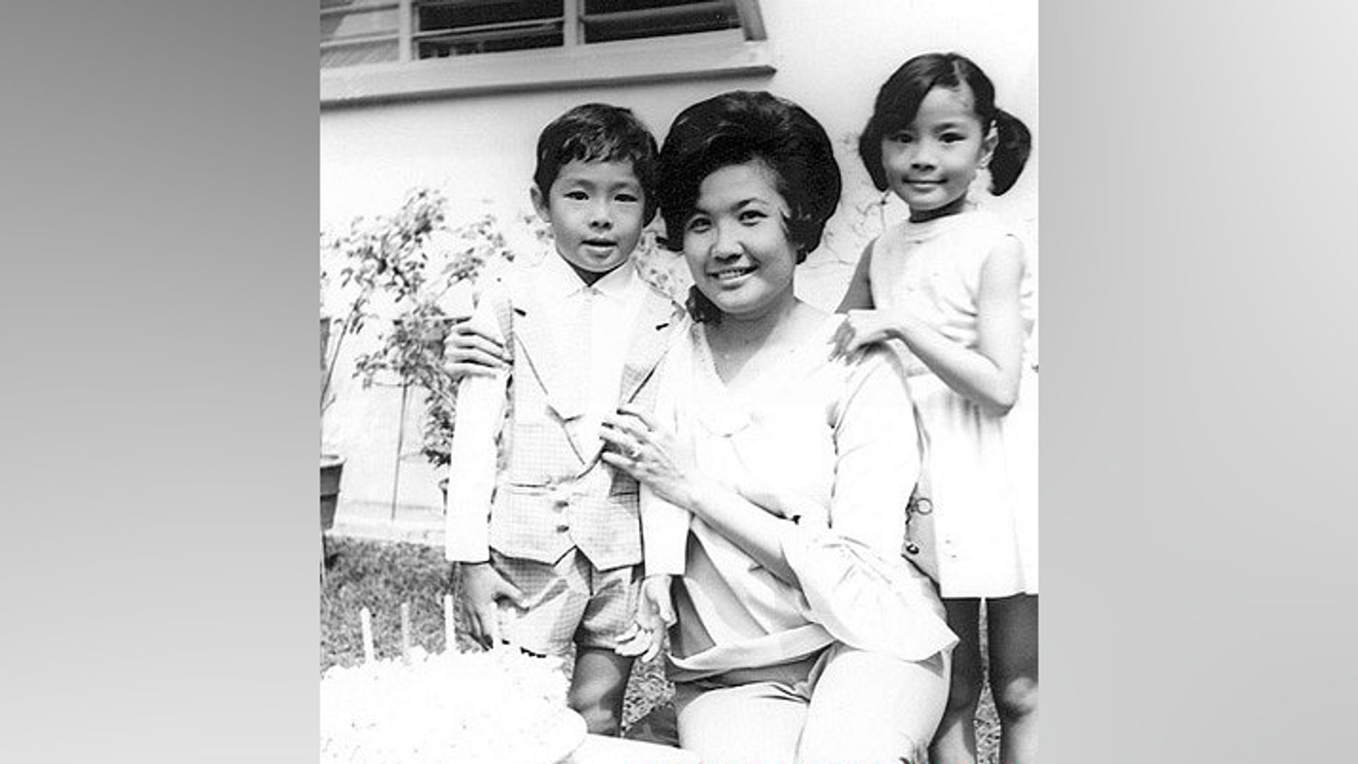 Michelle Yeoh con su madre y hermano