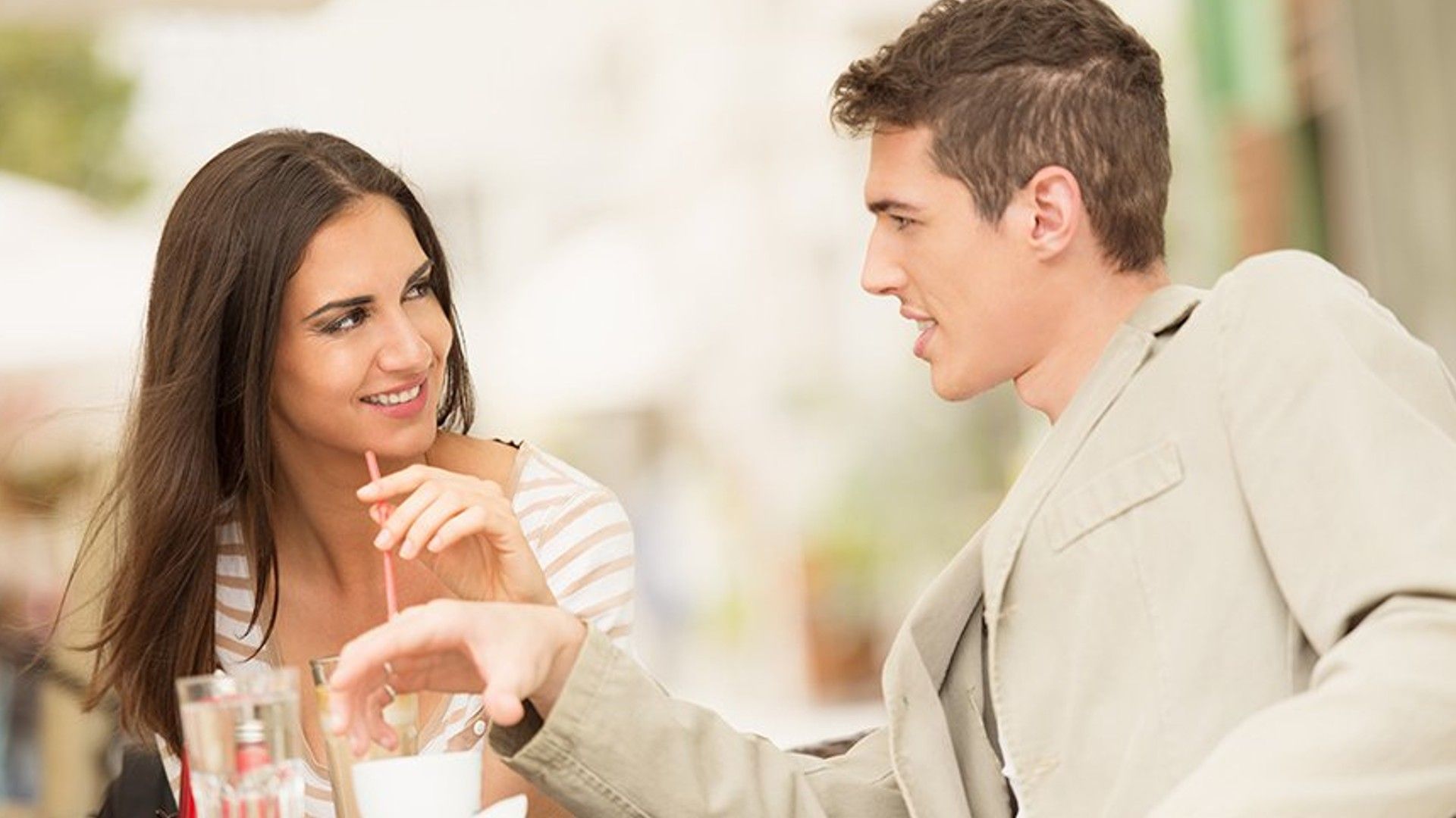 La Mujer Escorpio y el Hombre Géminis Sienten la Atracción Desde el Primer Encuentro