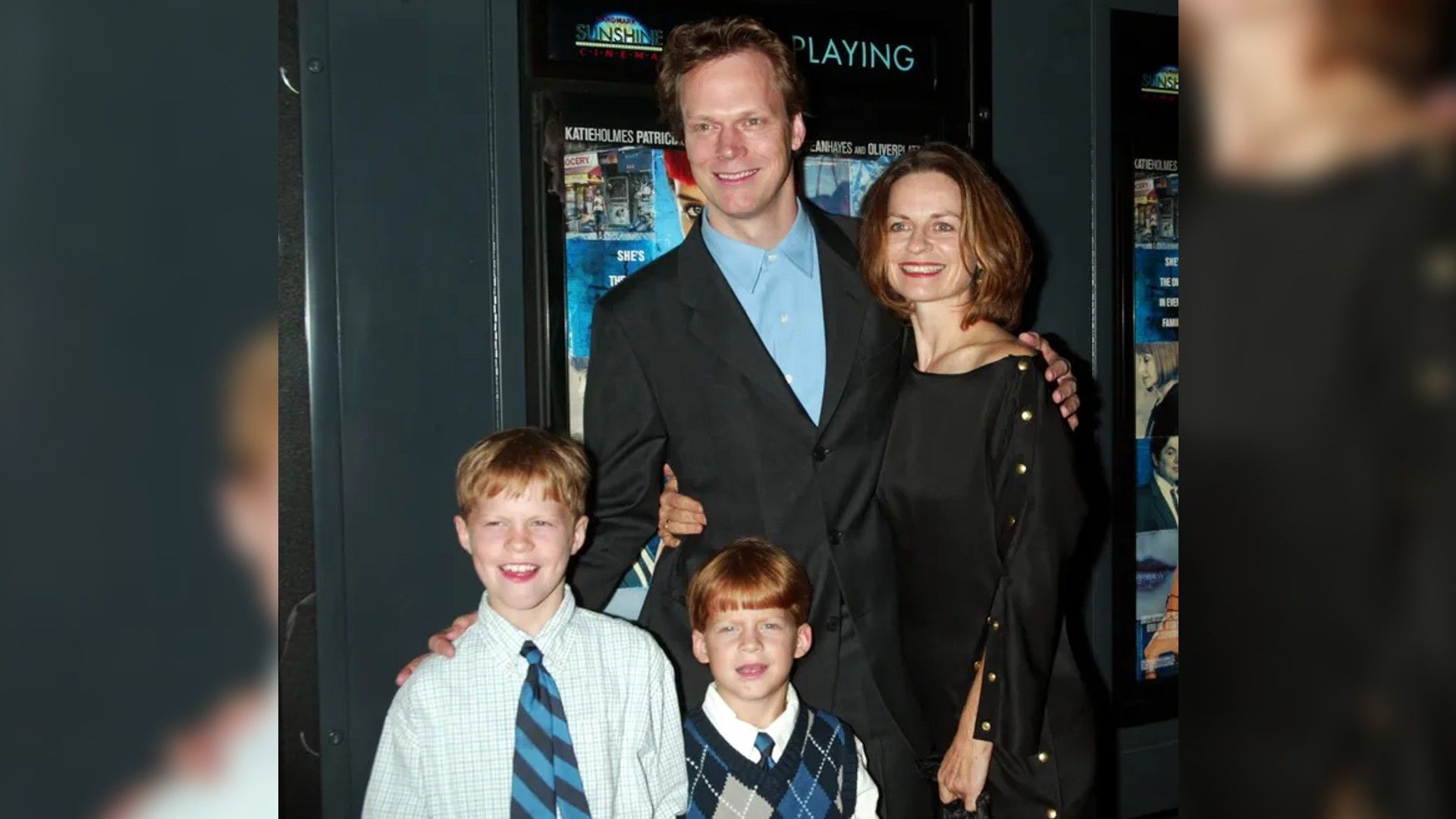 Lucas Hedges con sus padres y su hermano mayor (2003)