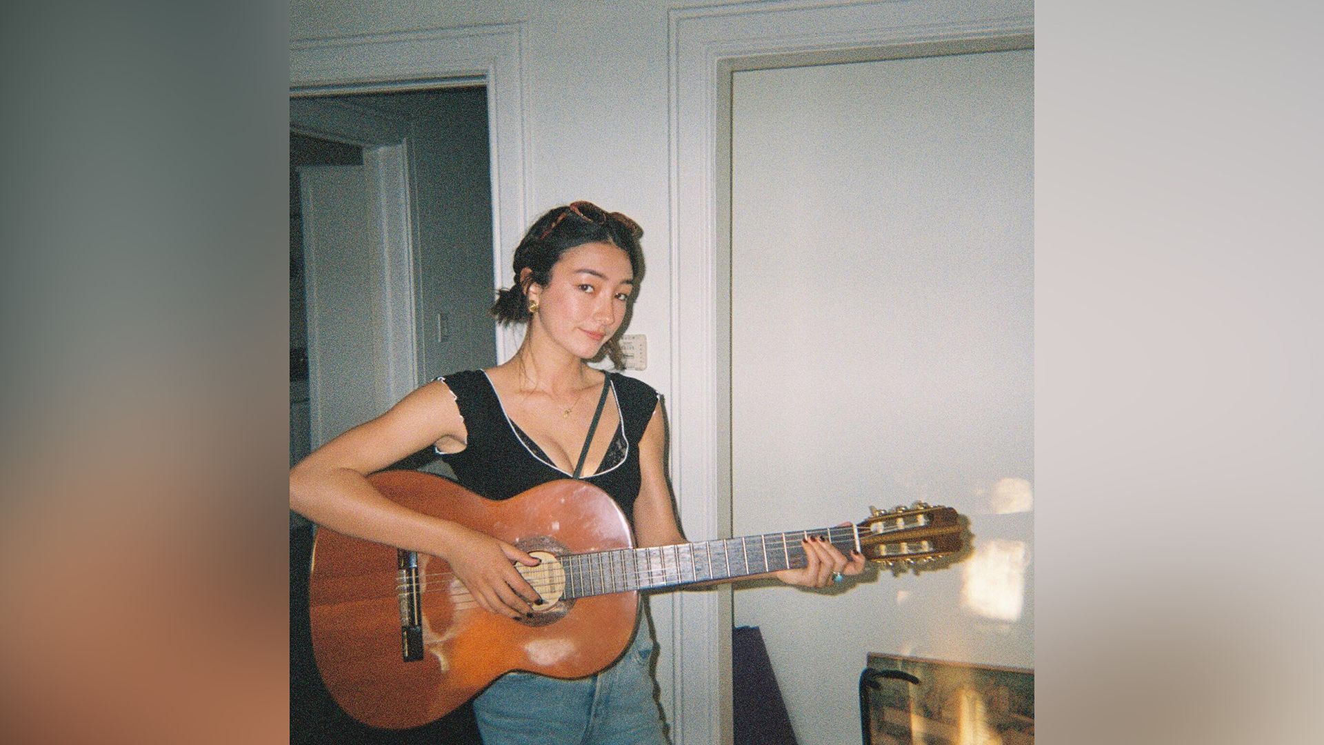 Natasha Liu Bordizzo tocando la guitarra