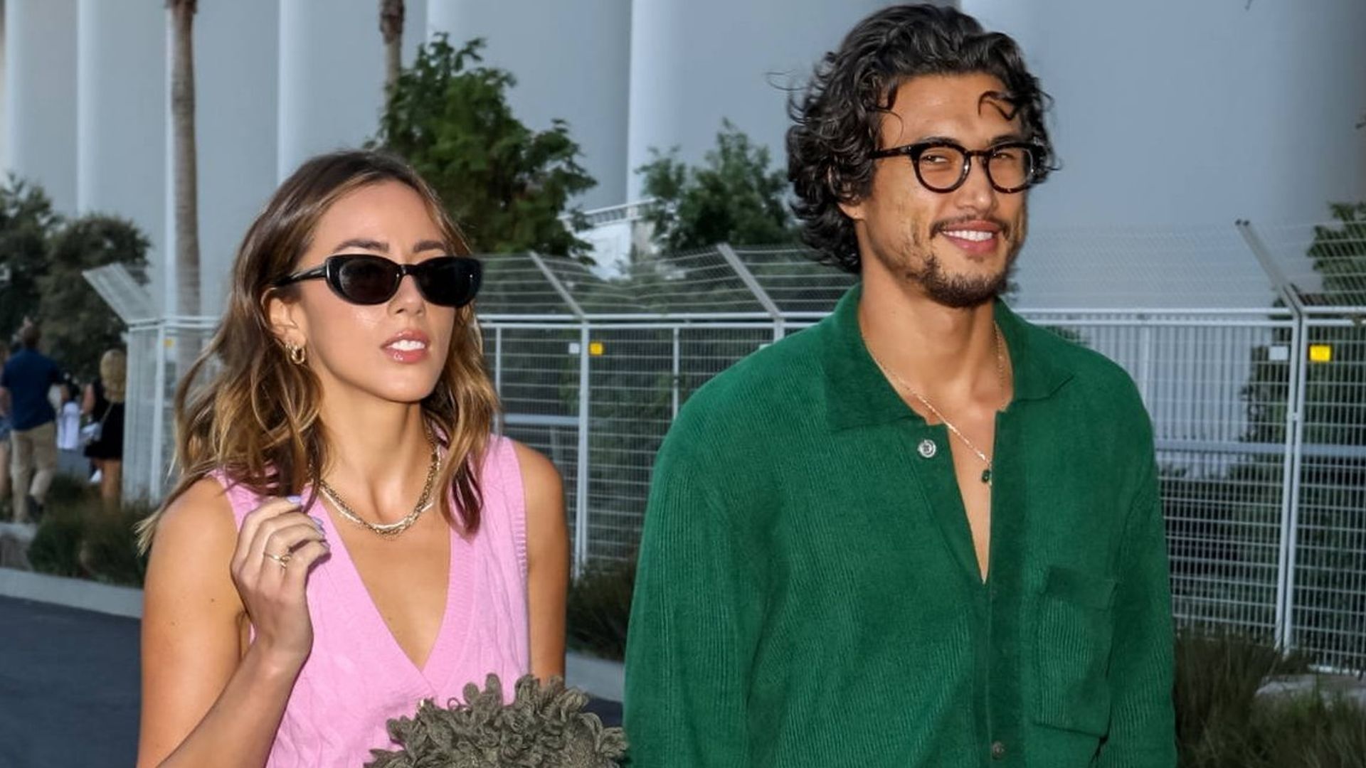 Charles Melton y Chloe Bennet