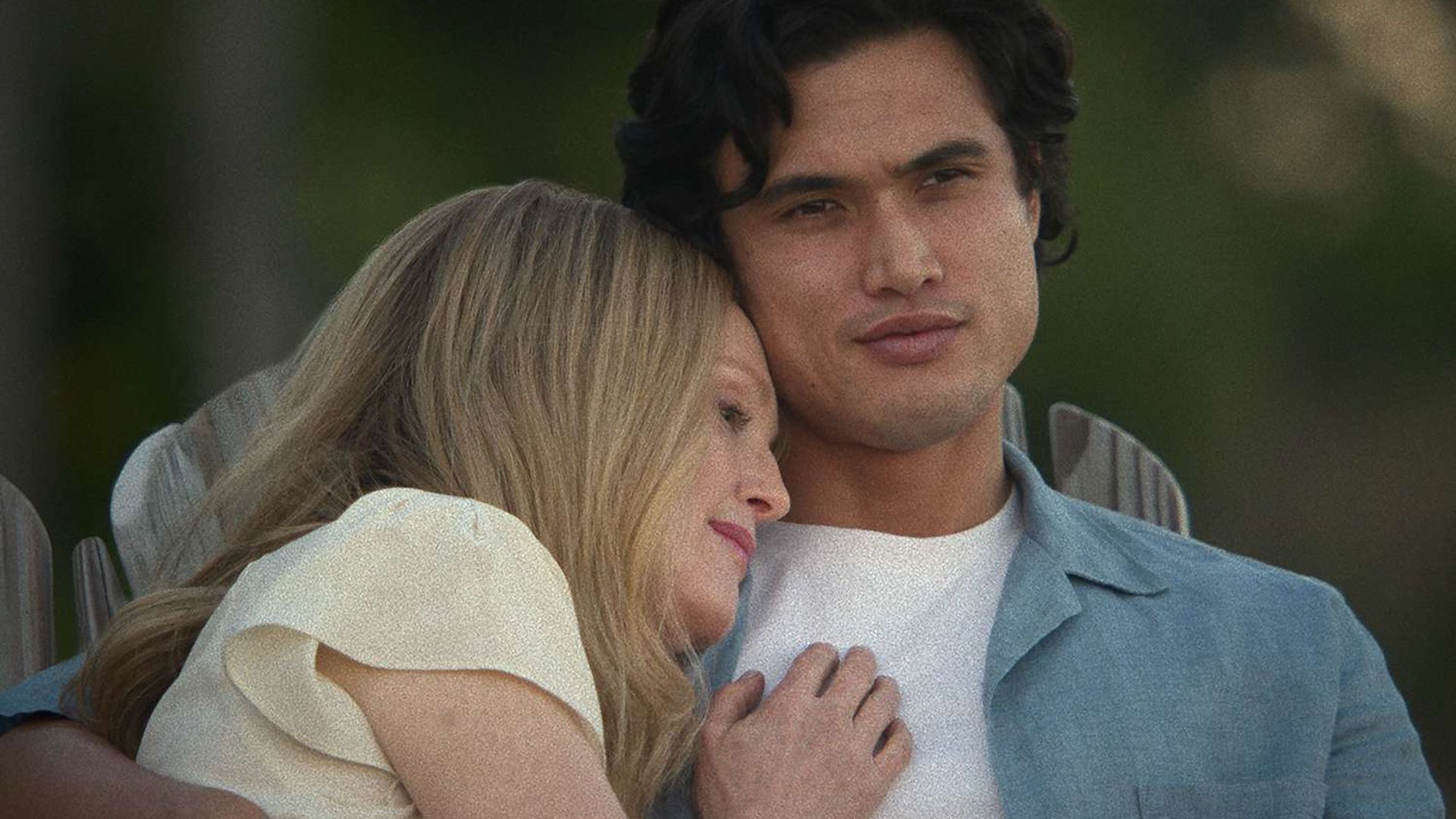Charles Melton y Julianne Moore