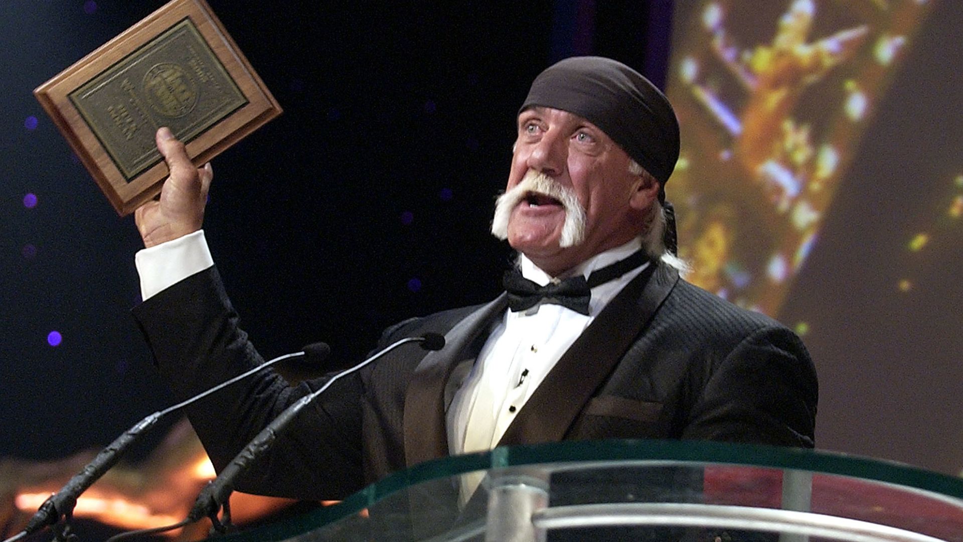 Hulk Hogan en la ceremonia de inducción al Salón de la Fama de la WWE (2005)
