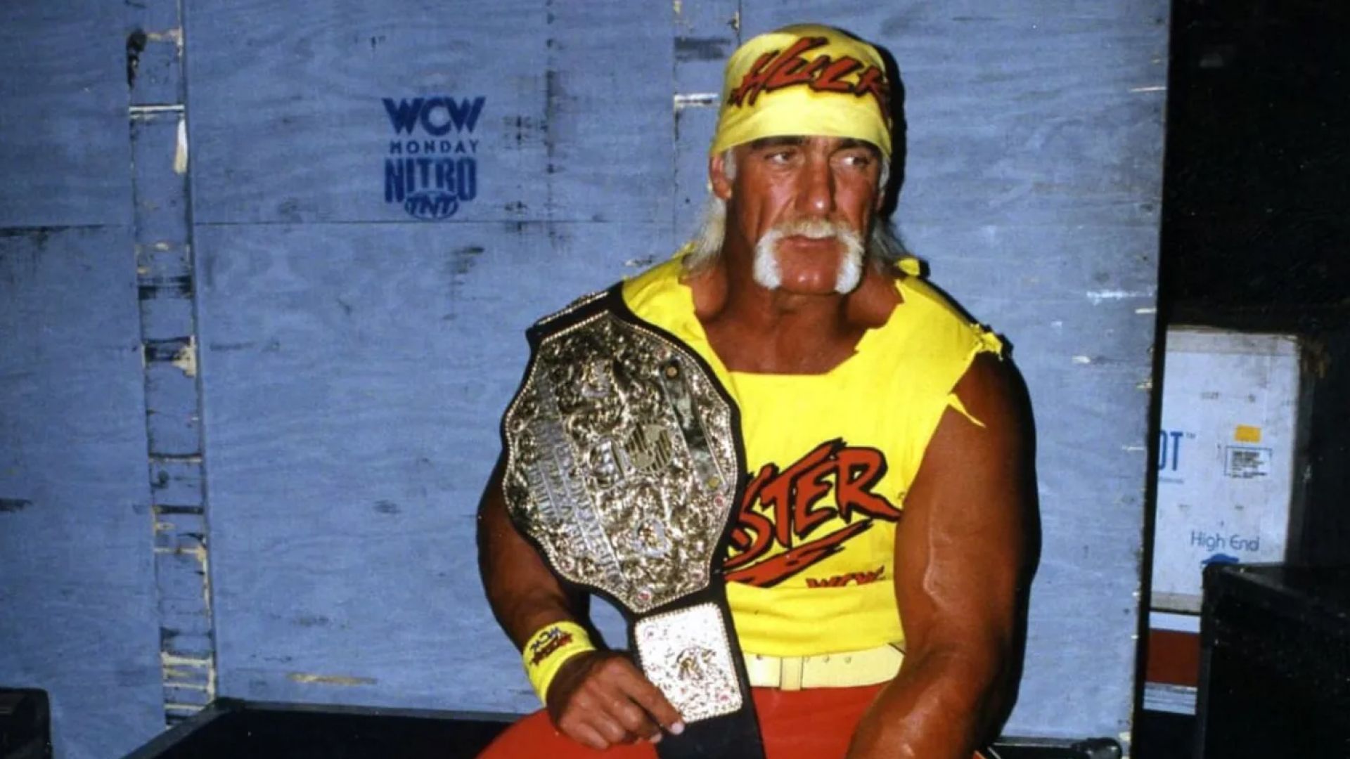 Hulk Hogan con el cinturón de campeón de WCW (1994)