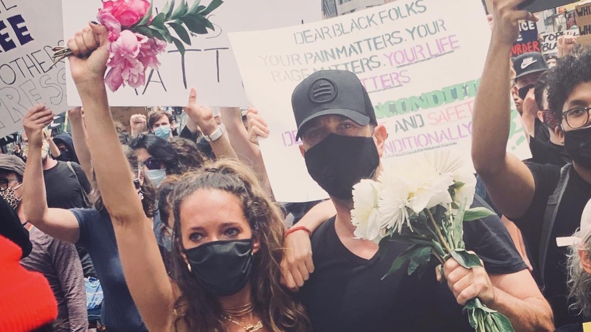 David Schwimmer con su exesposa en la marcha de BLM