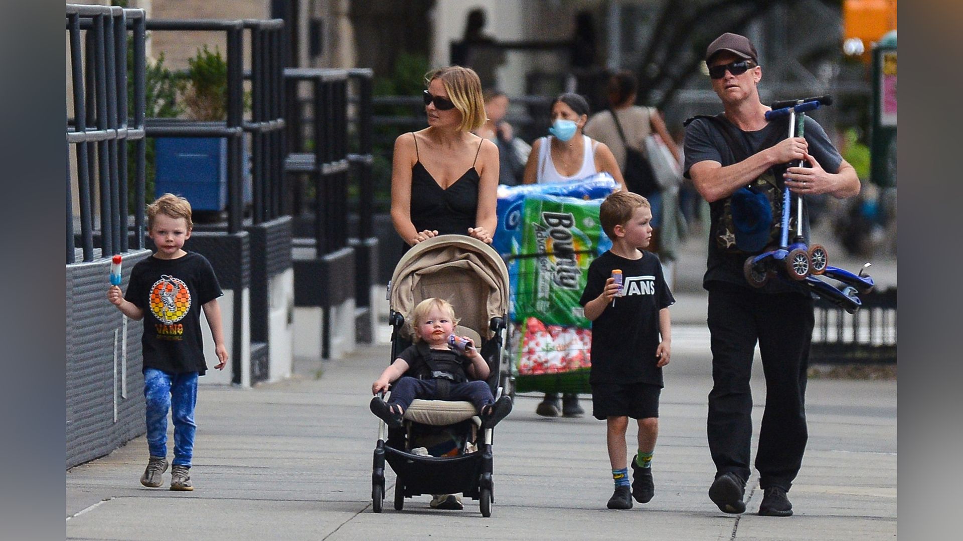 Sam Worthington con su esposa e hijos