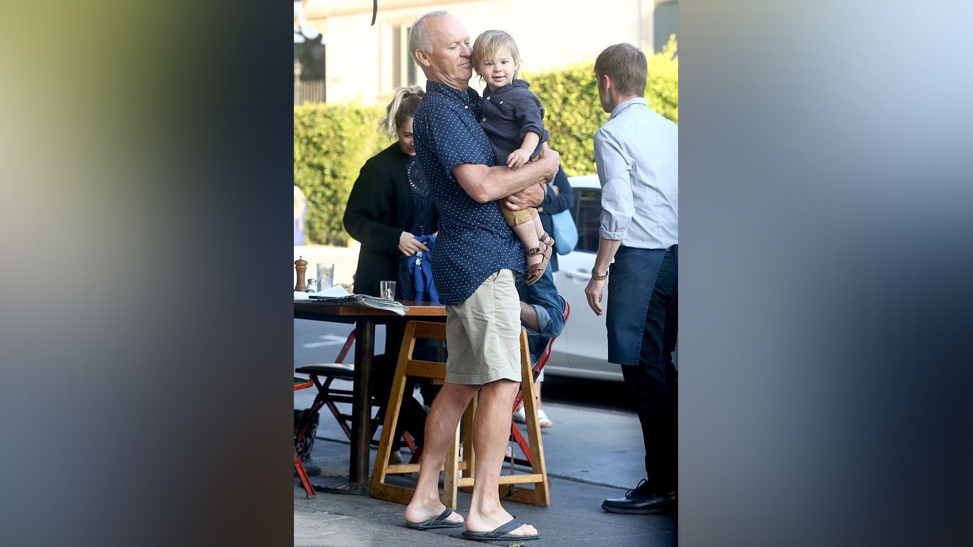 Michael Keaton con su nieto