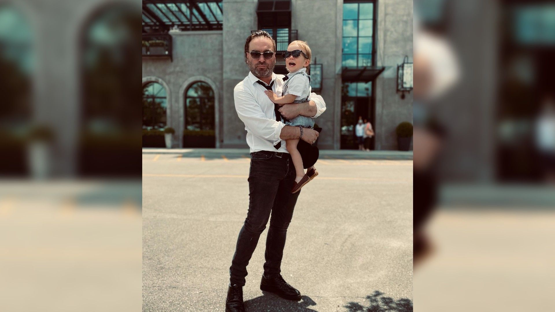 Johnny Galecki con su hijo