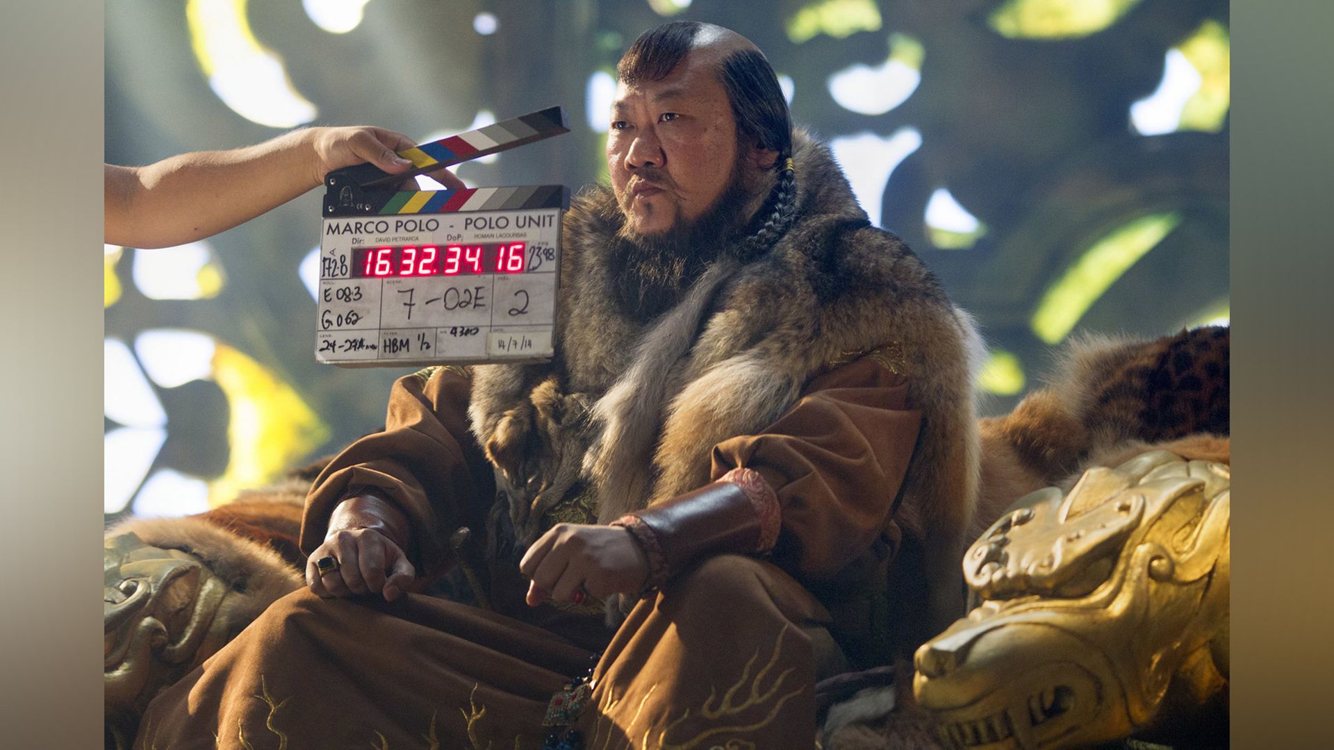 Benedict Wong en el set de la serie Marco Polo
