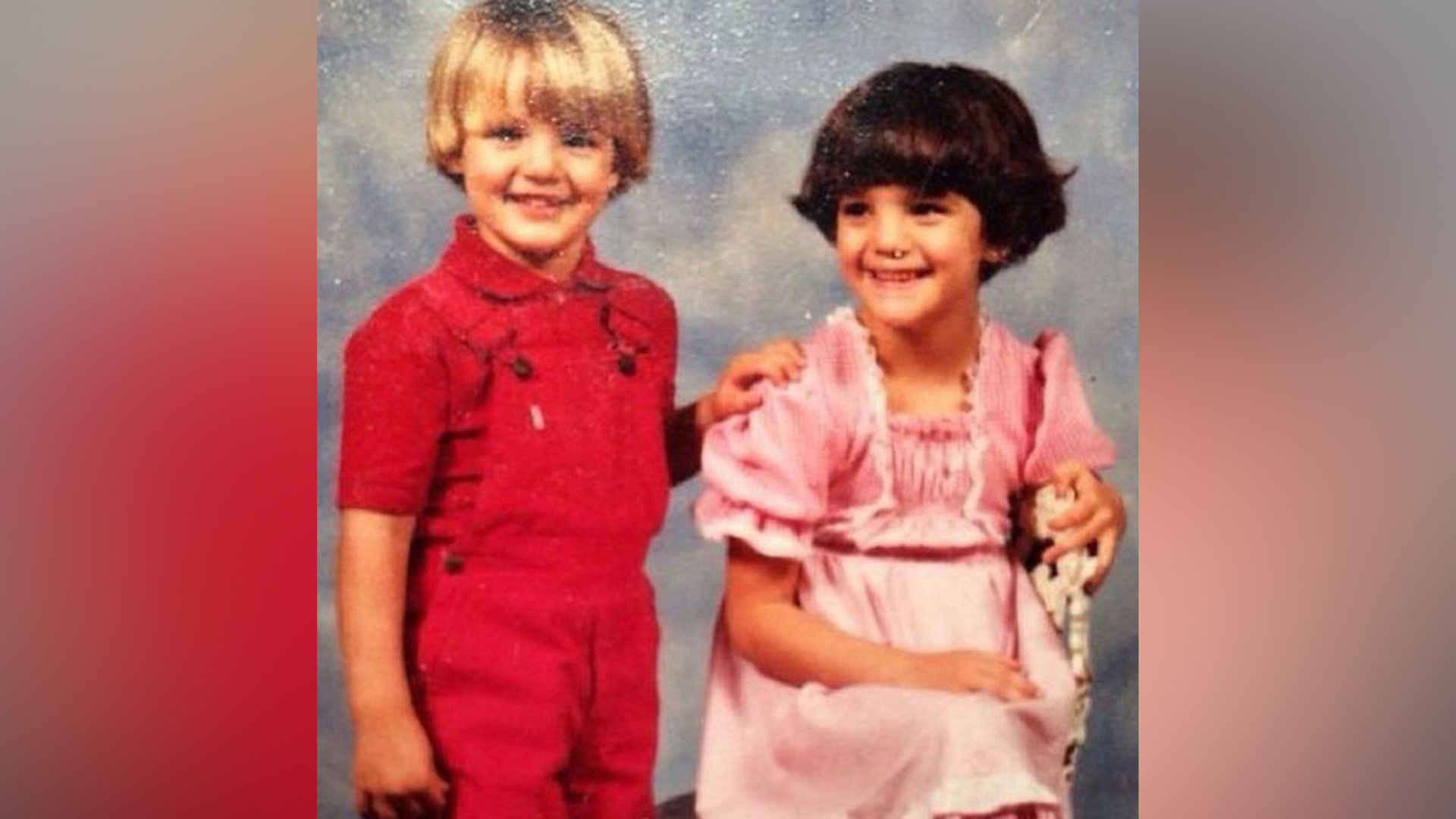 Pedro Pascal de niño con su hermana