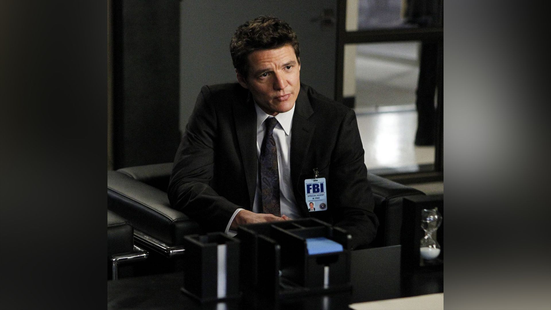 Pedro Pascal en la serie "The Mentalist"
