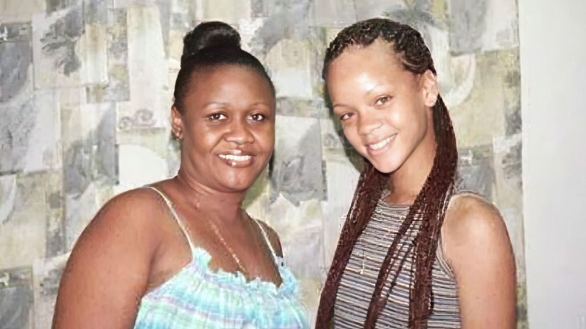 Desde los 9 años, Rihanna creció con su madre y su hermano menor