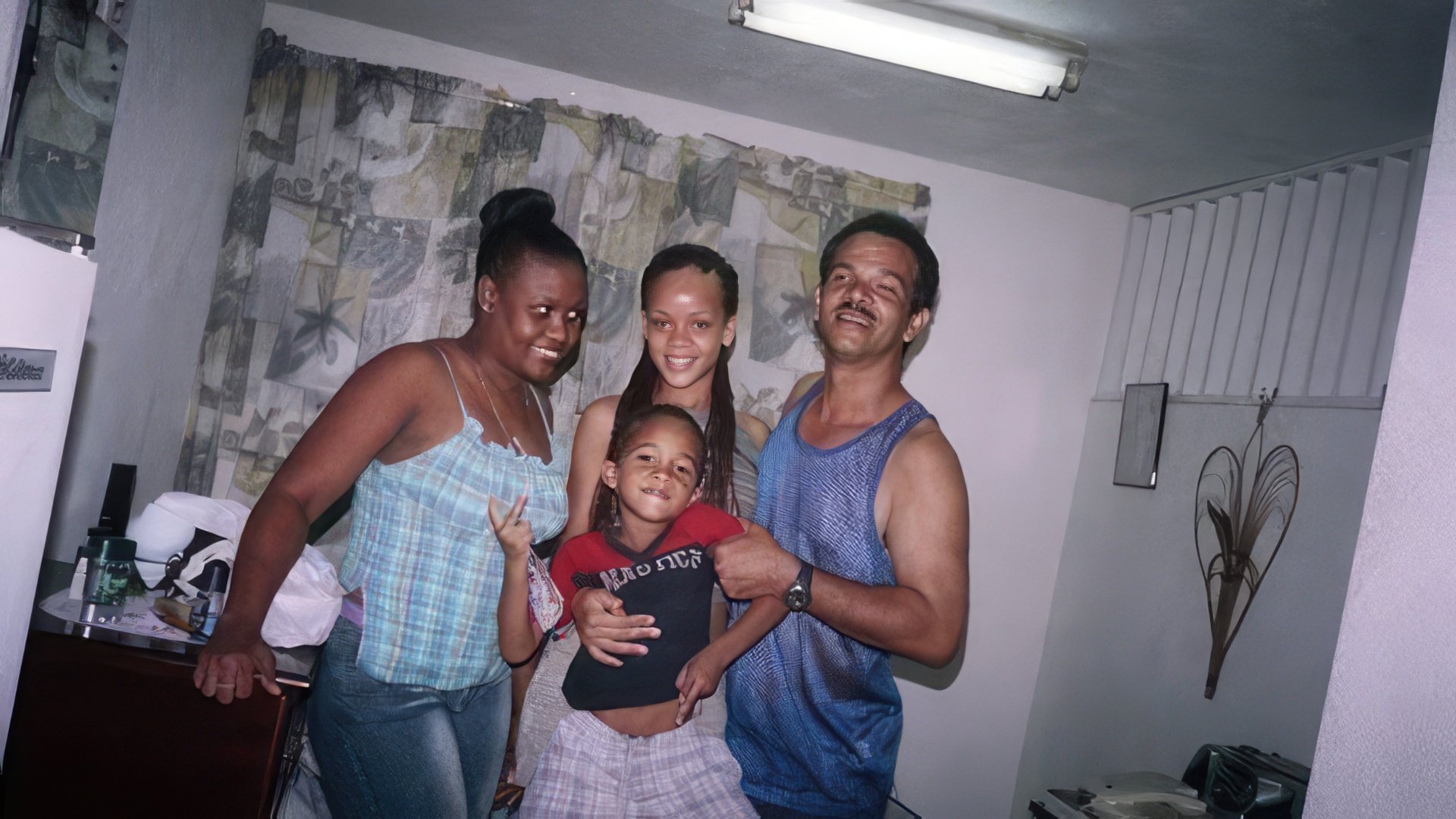 La joven Rihanna con sus padres y su hermano menor