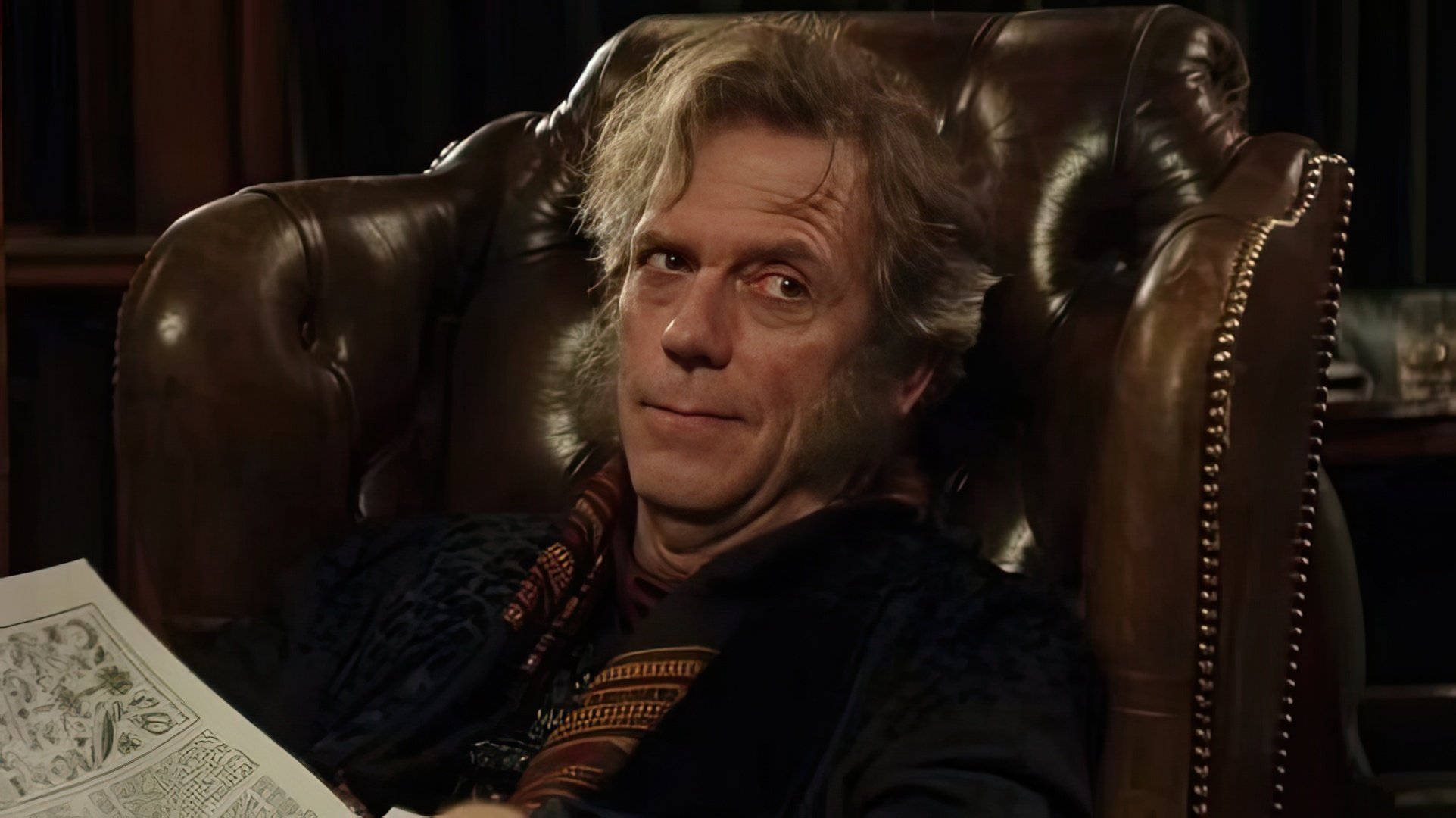 Hugh Laurie como Mycroft Holmes