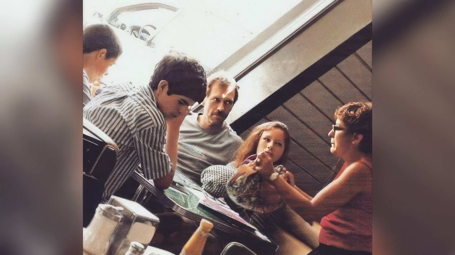 Hugh Laurie con su esposa e hijos