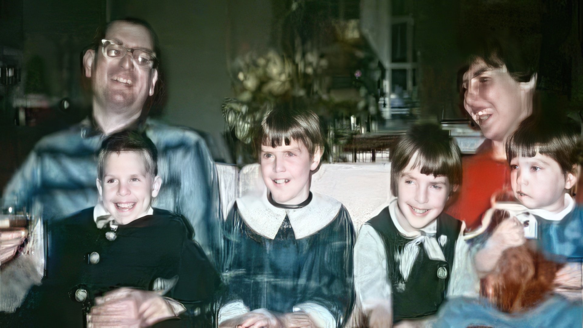 El pequeño Tom Cruise (izquierda) con sus padres y hermanas