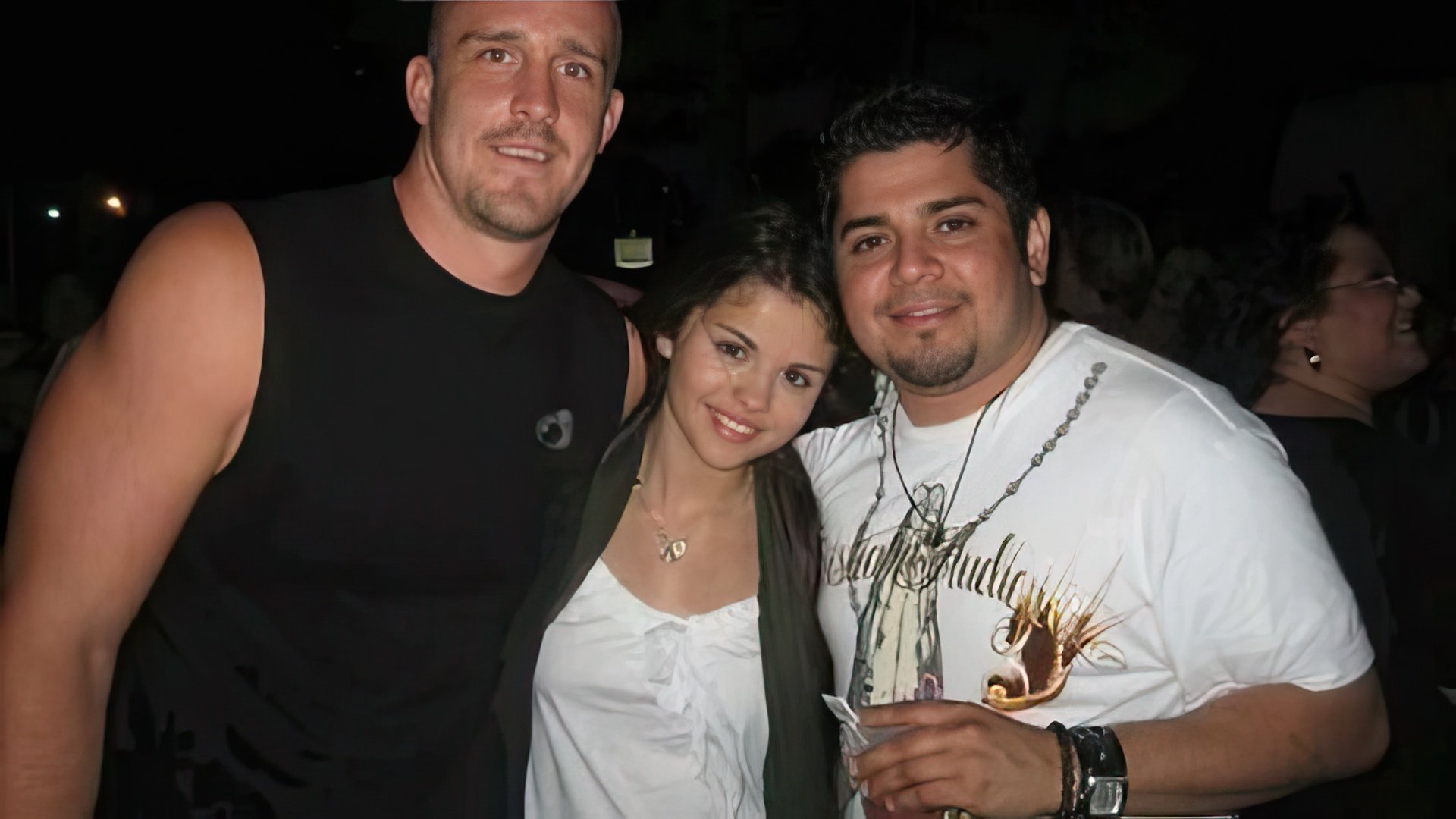 Selena Gomez con su padre (derecha) y padrastro (izquierda)