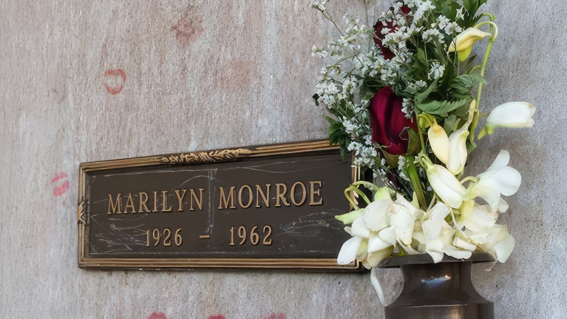 Marilyn Monroe está enterrada en una cripta del Cementerio Westwood en Los Ángeles
