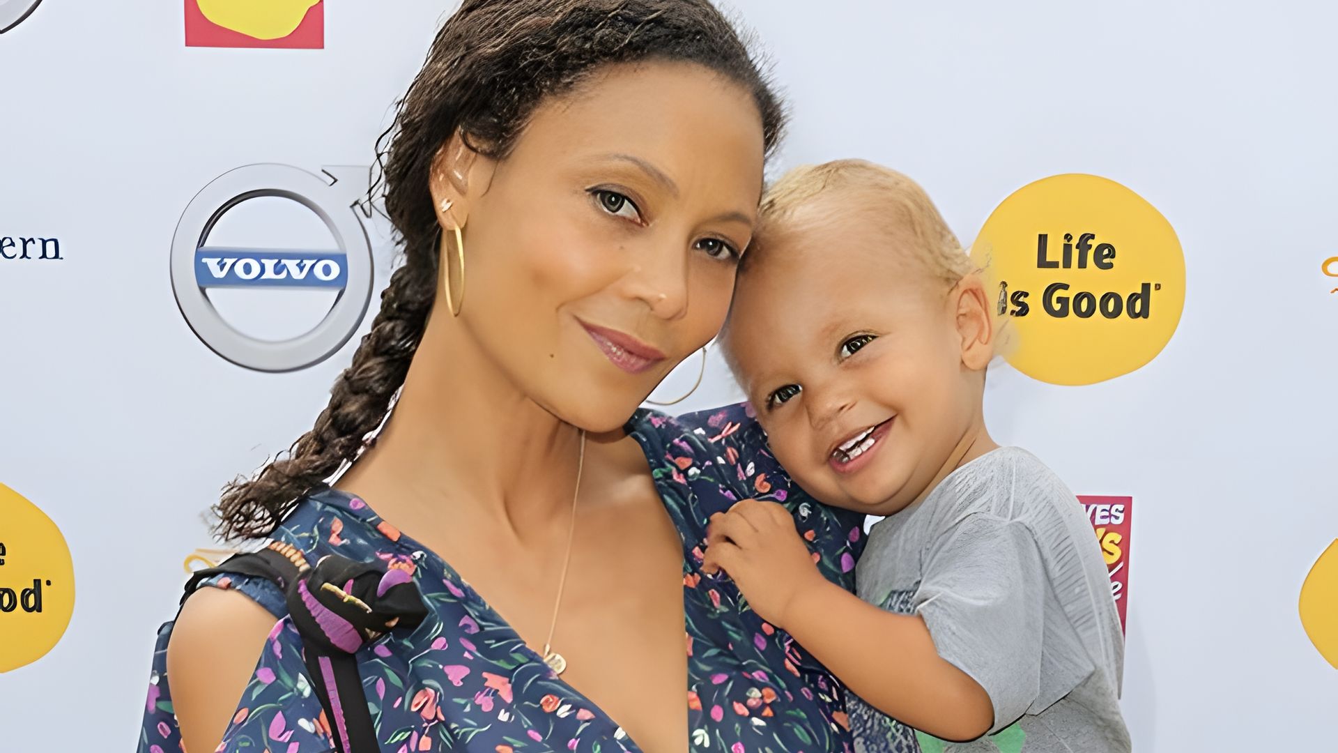 Thandie Newton con su hijo