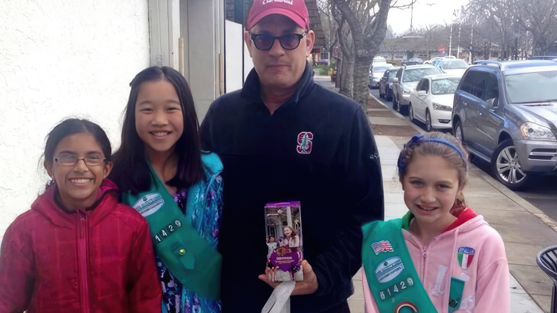 Ayudó a las niñas a vender galletas