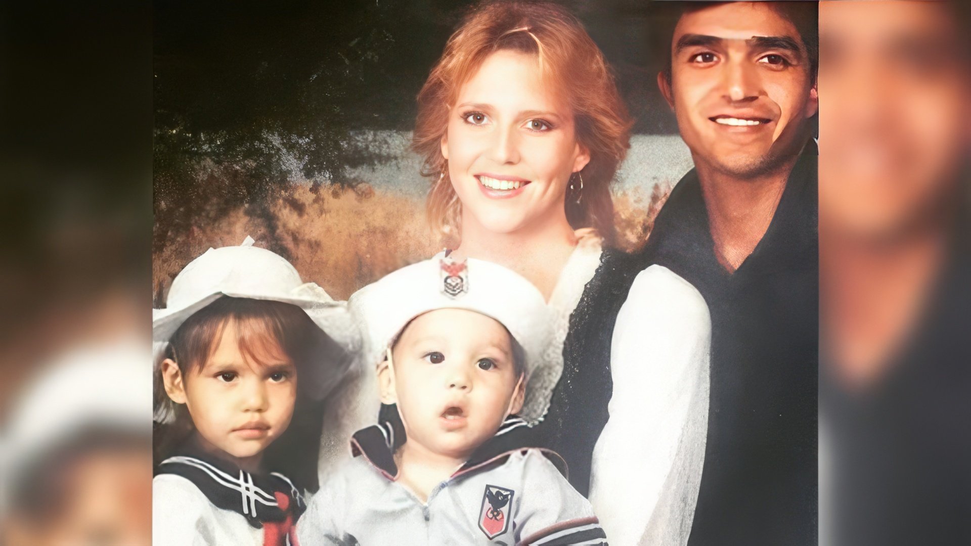 Jessica Alba de niña con sus padres y hermano