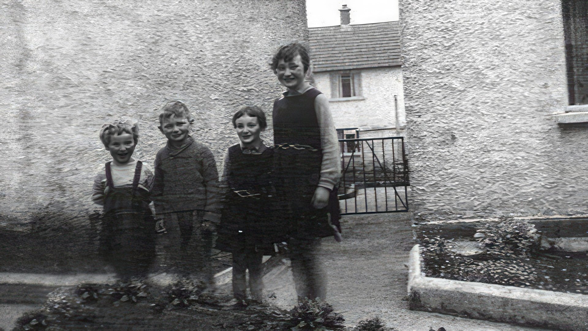 Liam Neeson de niño con sus hermanas