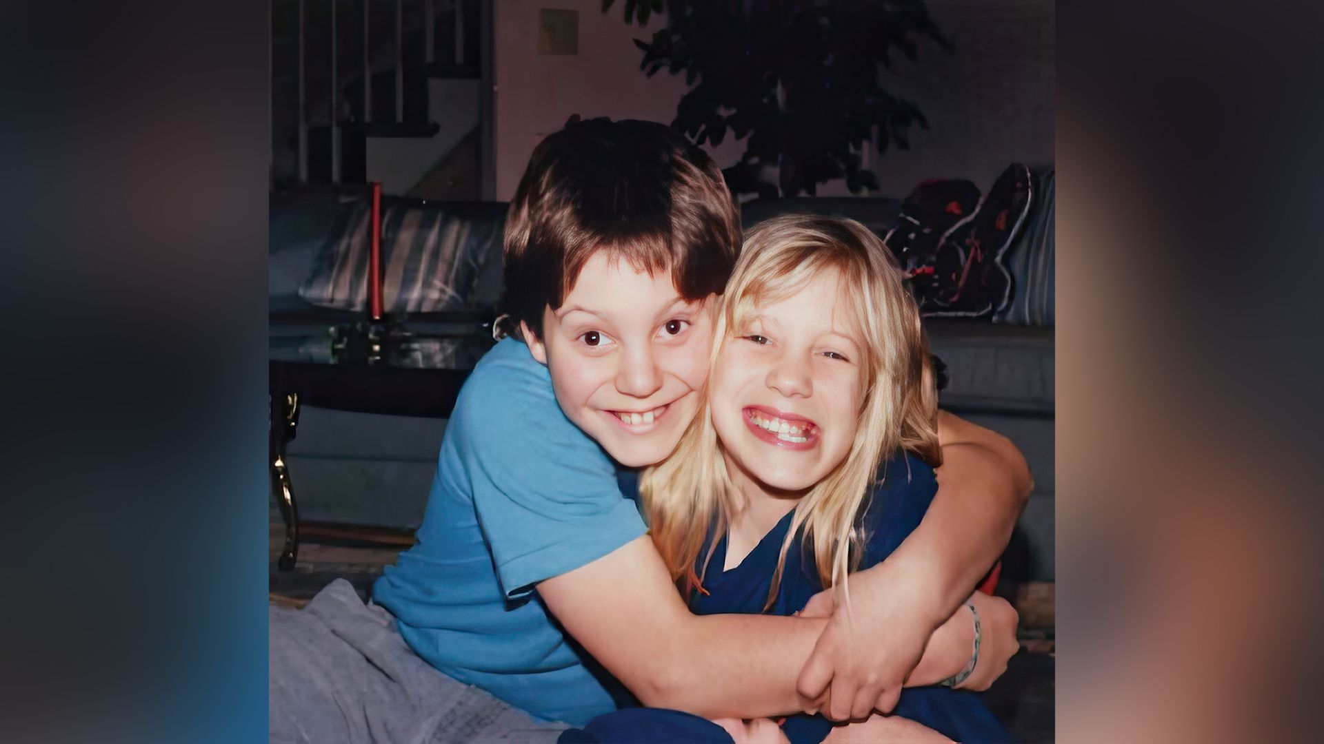 Katee Sackhoff y su hermano en su infancia