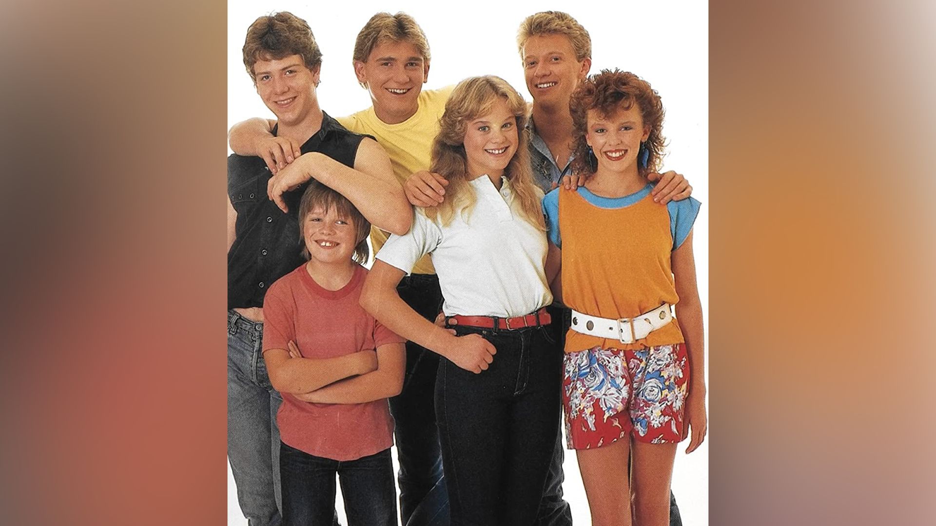 Kylie Minogue en The Henderson Kids (derecha)