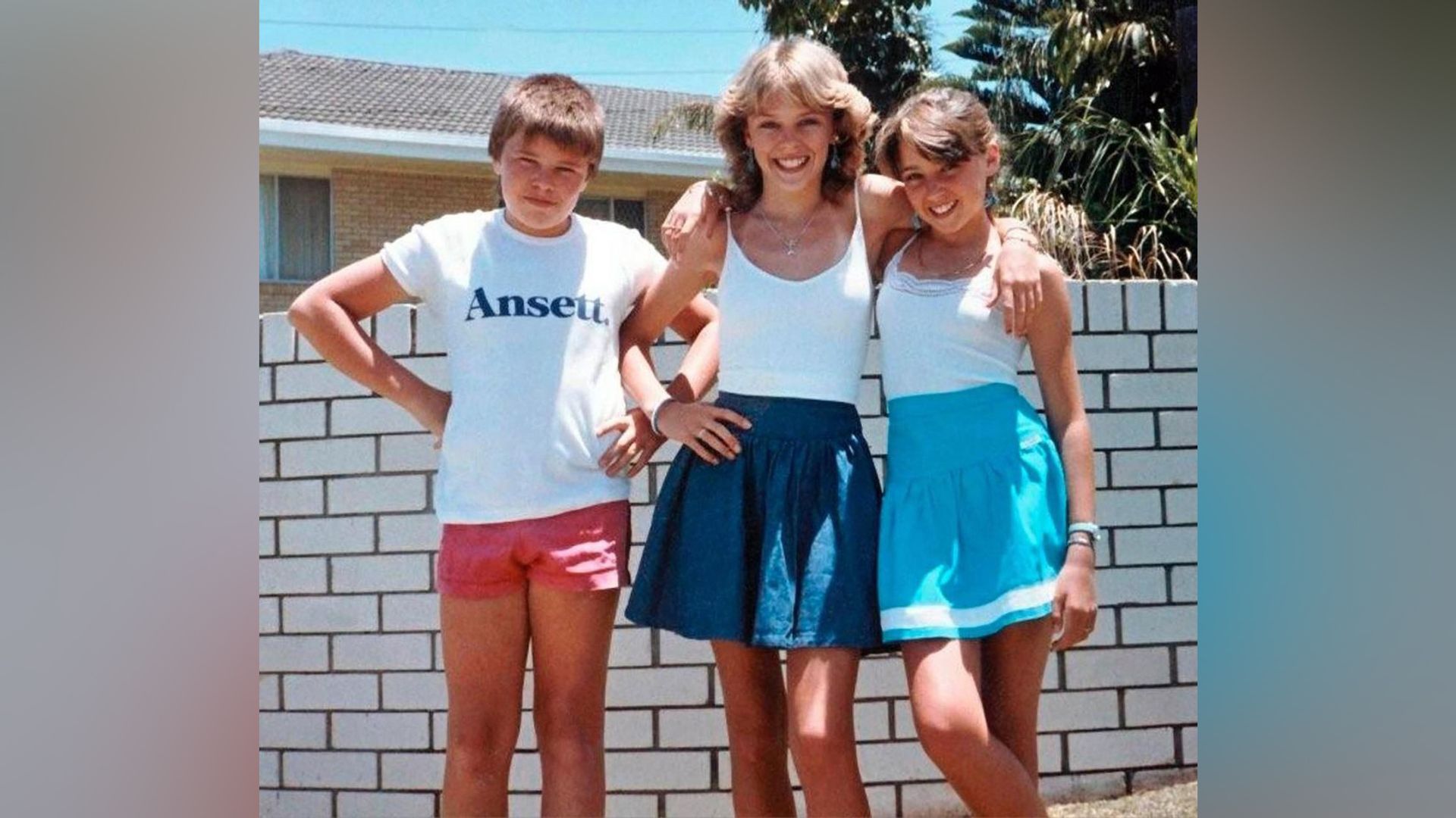 Kylie Minogue con sus hermanos