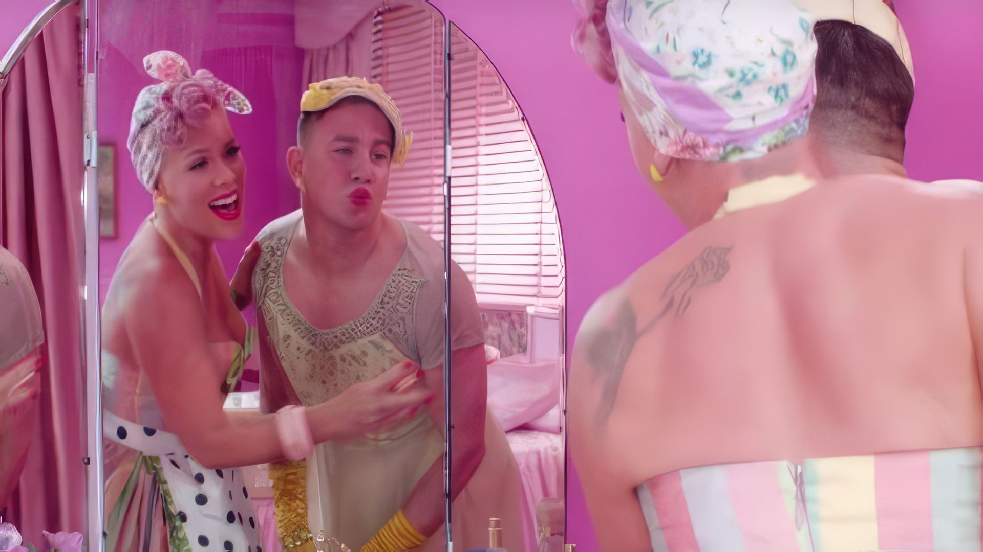 Una escena del video musical Beautiful Trauma