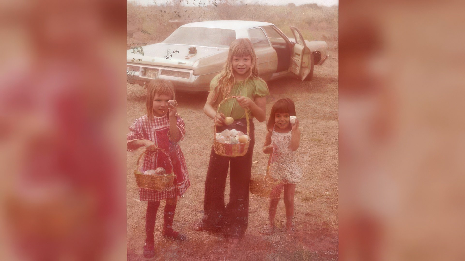 Eva Longoria (derecha) con sus hermanas