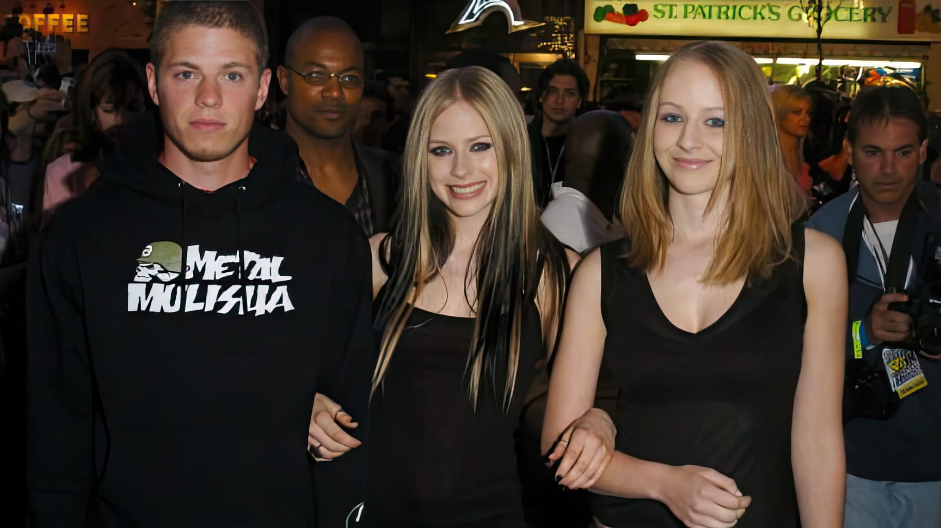 Avril con su hermano y hermana